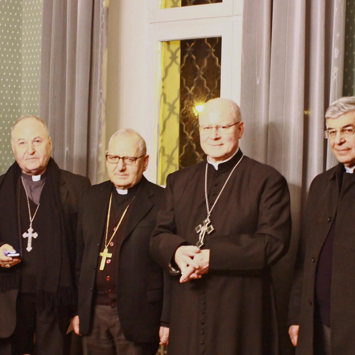 (v.l.n.r.) Frau Mariam Esho (PGR-Vorsitzende der Chaldäer in Augsburg-Bärenkeller), Pfarrer Dr. Sami Danka (München), Weihbischof Shlemon Warduni (Bagdad), Patriarch Louis Raphael Sako (Bagdad), Bischof Dr. Konrad Zdarsa (Augsburg), Erzbischof Ramzi Garmou (Teheran), Diakon Awakem Isleiwa (München) (Foto: Johannes Steber)