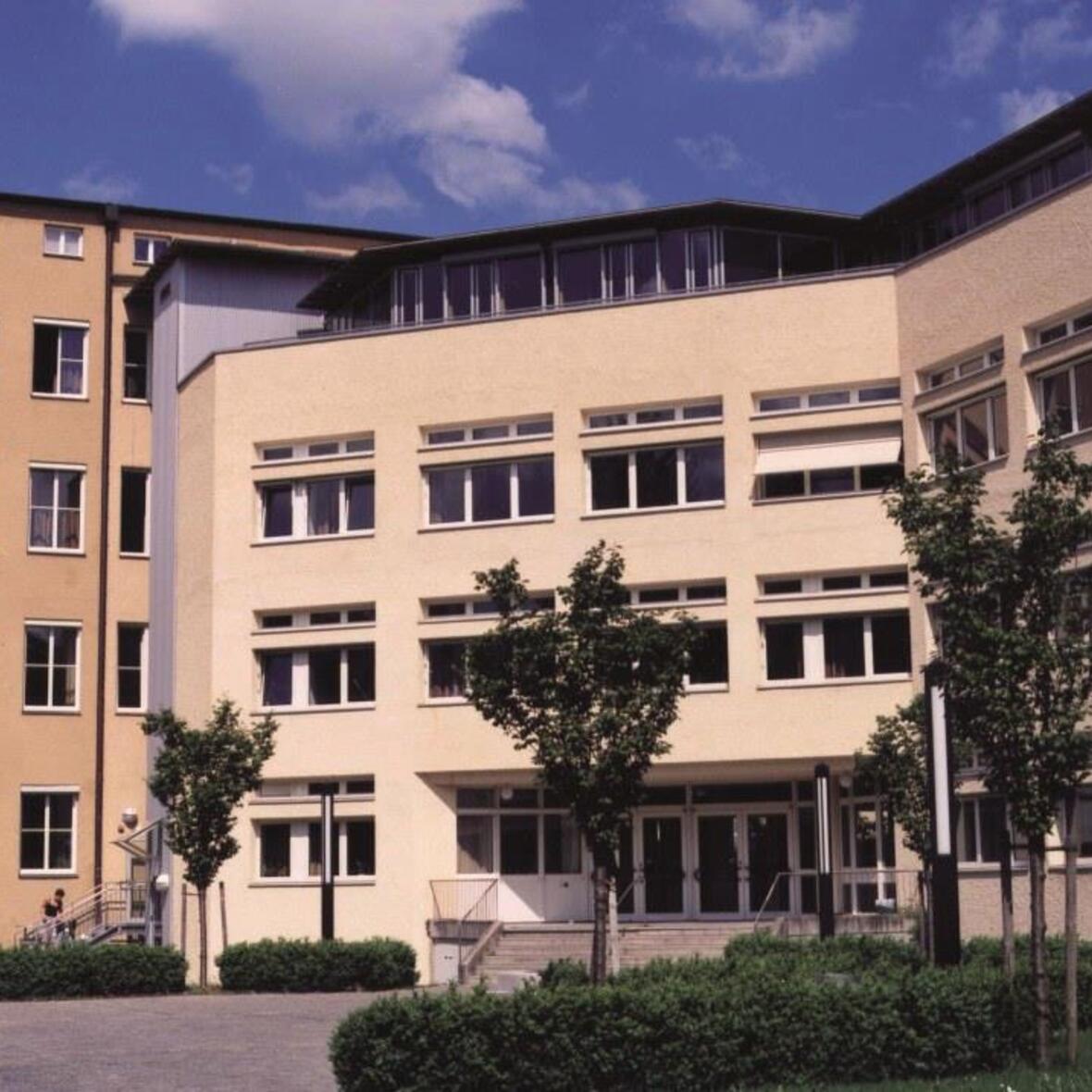 Das Schulgebäude des Gymnasiums und der Realschule von Maria Stern in der Gögginger Straße in Augsburg. (Foto: Maria-Stern-Schulen)