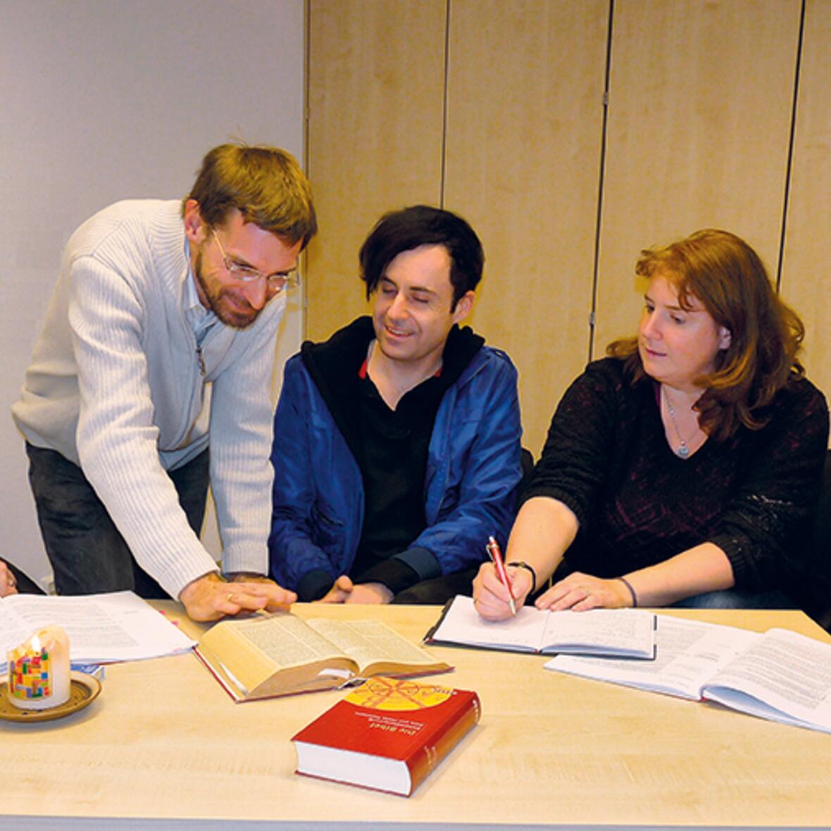 Dr. Daniel Esch trifft sich jede Woche mit den Teilnehmern des Grundkurses Theologie, um Fragen zu klären und die Studieninhalte zu vertiefen. (Foto: Winfried Mayr) 