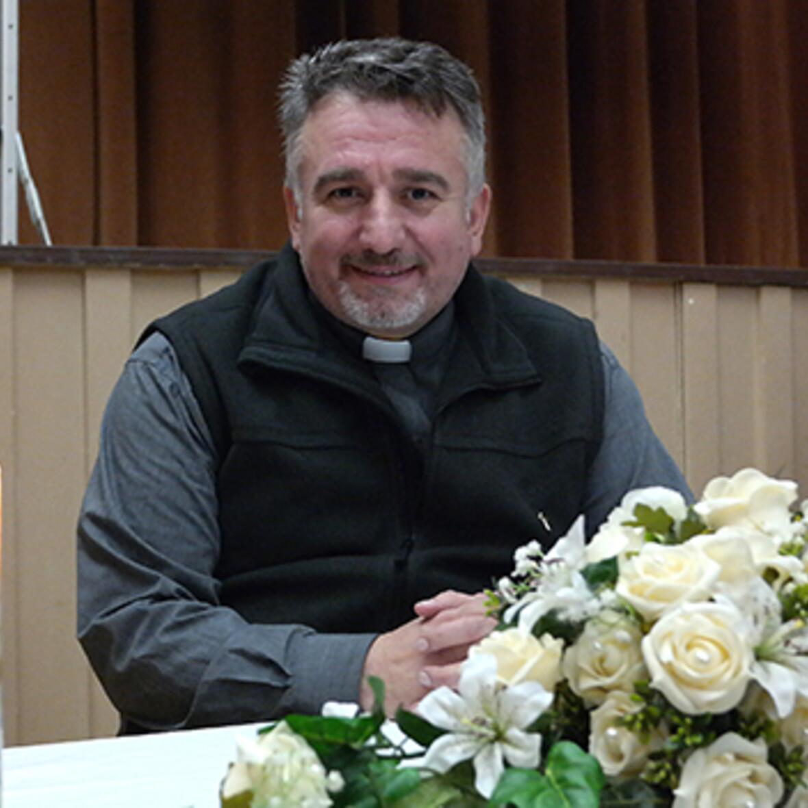 Pfarrer Al Bazi kümmert er sich in Erbil (Nordirak) um 18.000 Flüchtlingsfamilien. (Foto: pba / Karl-Georg Michel)