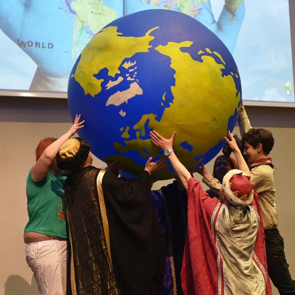 Mit einem Anspiel verdeutlichen die Organisatoren der Jugendwerkwoche, dass alle Menschen Verantwortung für die Welt tragen. (Foto: Romana Kröling / pba)