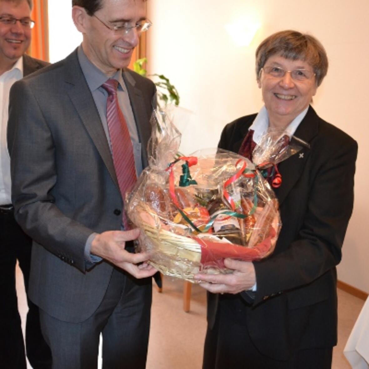 Auf gute nachbarschaftliche Beziehungen freut sich Oberin Sr. Mechtild Meckl CJ (rechts). Der Geschenkkorb von Geschäftsführer Robert Freiberger (Mitte) ist ein schönes Startsignal, dahinter der stellvertretende Geschäftsführer der Stiftung, Roman Schiele. (Foto: Congregatio Jesu/rif)