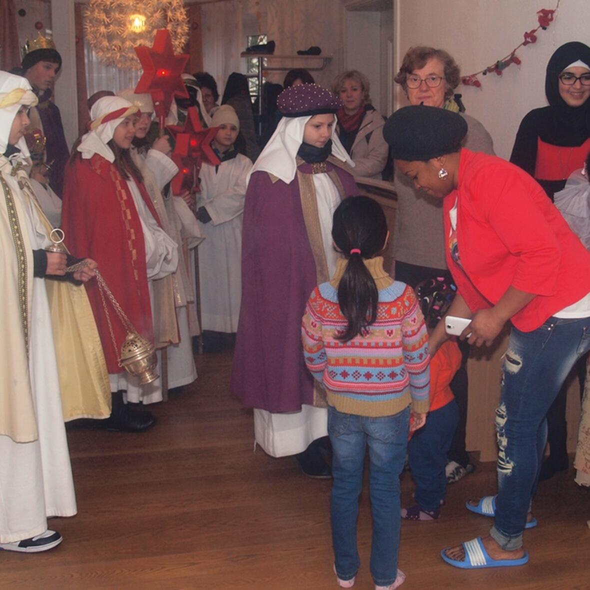 Ein guter Start in 2016 und in ein neues Leben: Pfarrer Mair kommt mit den Sternsingern ins SOLWODI Haus der Hoffnung für besonders schutzbedürftige Flüchtlingsfrauen und segnet die Räume. (Foto: SOLWODI Augsburg/Daniela Lutz)