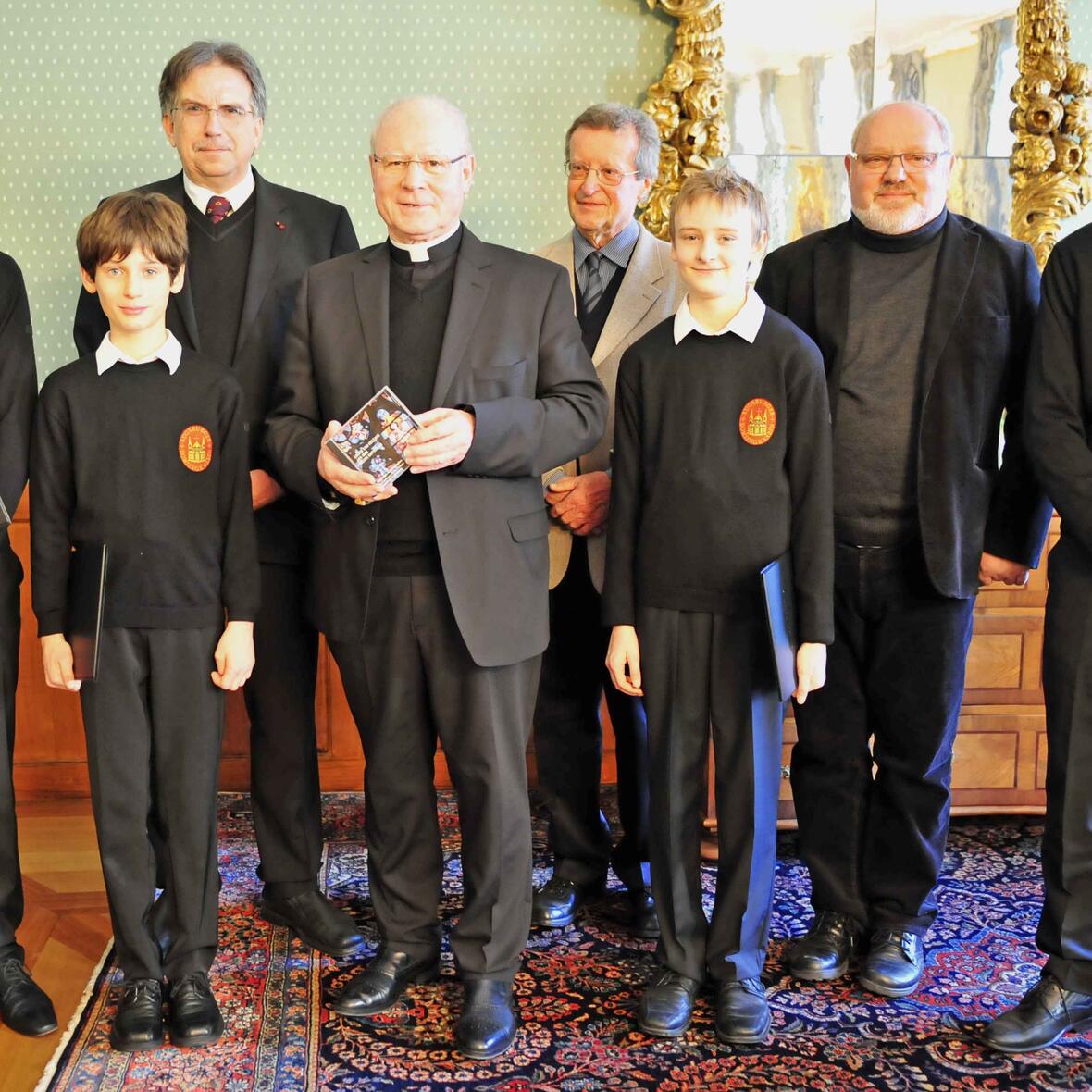 BU: Bei der Überreichung der CD (v.l.): Julian Hohbauer (Tenor), Julian Romanowsky (Alt), Domkapellmeister Reinhard Kammler, Bischof Dr. Konrad Zdarsa, Klaus Winkler (Tonmeister), Benedikt Hillringhaus (Sopran), Josef Paul (Kulturmanager), Hamid Bauhofer (Baß). (Fotos: pba/Nicolas Schnall)