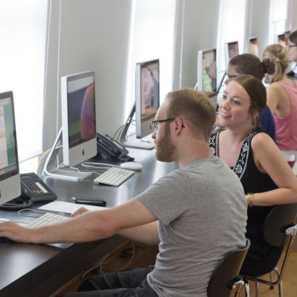 Eine gute Recherche gehört zum täglichen Geschäft eines angehenden Journalisten - hier am Recherchedesk im Institut in München. (Foto: ifp)