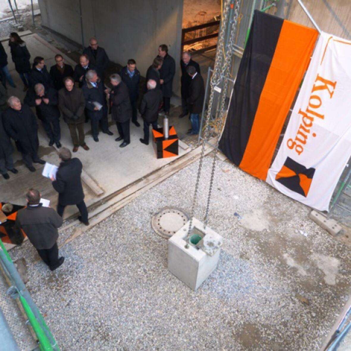 Bei der Grundsteinlegung anwesend waren u.a. Reinhold Demel (Vorsitzender der Geschäftsführung der Agentur für Arbeit), Michael Fiederling (St. Ulrichswerk), Domkapitular Dr. Wolfgang Hacker (Verbändereferent), Johannes Hintersberger (Staatssekretär im Bayerischen Staatsministerium für Arbeit und Soziales, Familie und Integration), Prof. Klaus Meier (Architekt), Heinrich Lang (Geschäftsführer der Kolping-Stiftung Augsburg) und der Kolping-Diözesanpräses Alois Zeller (Vorsitzender der Kolping-Stiftung Augsburg) (Foto: Kolping)