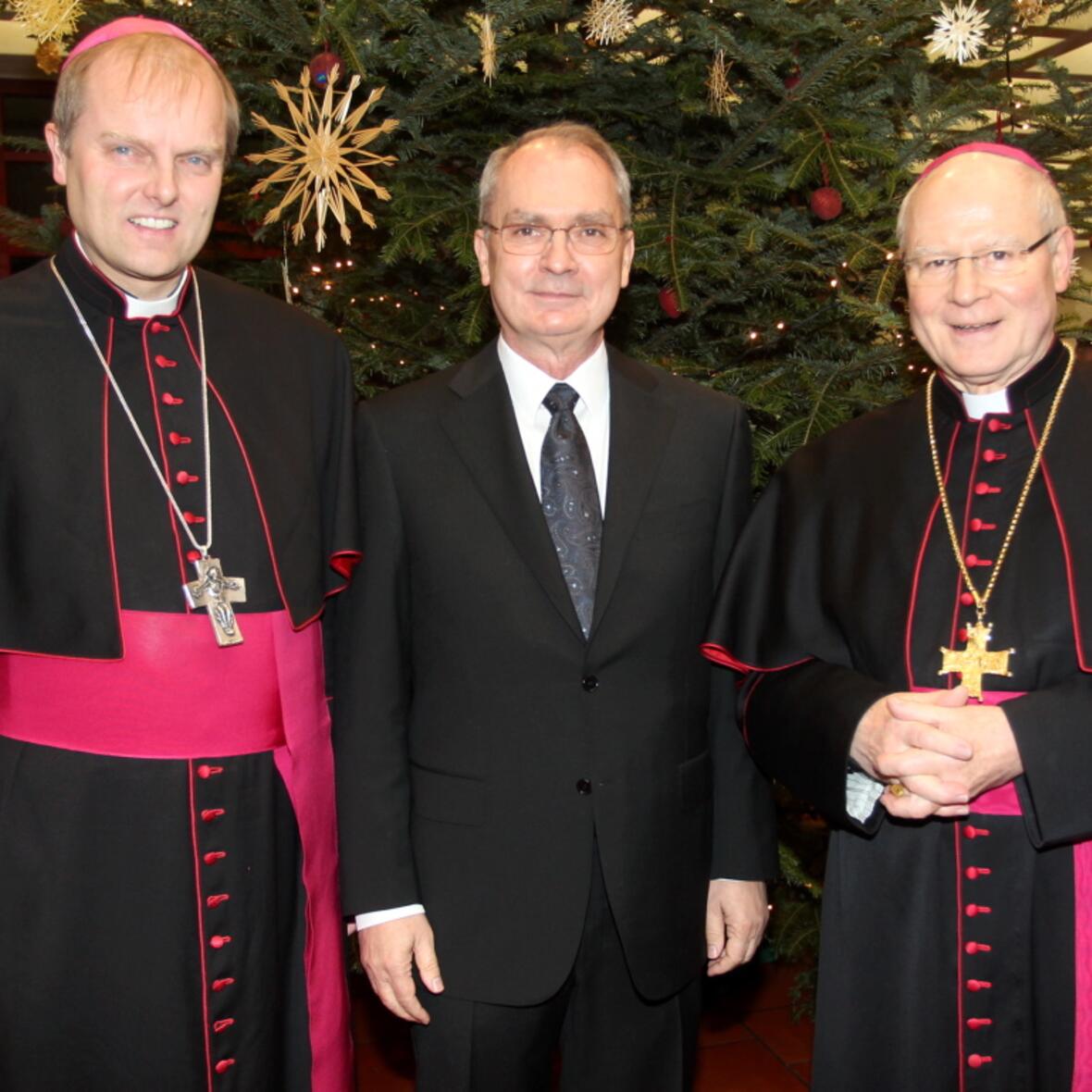 Direktor Ulrich Haaf mit Weihbischof Wörner und Bischof Dr. Konrad Zdarsa. (Fotos: Annette Zoepf/pba)