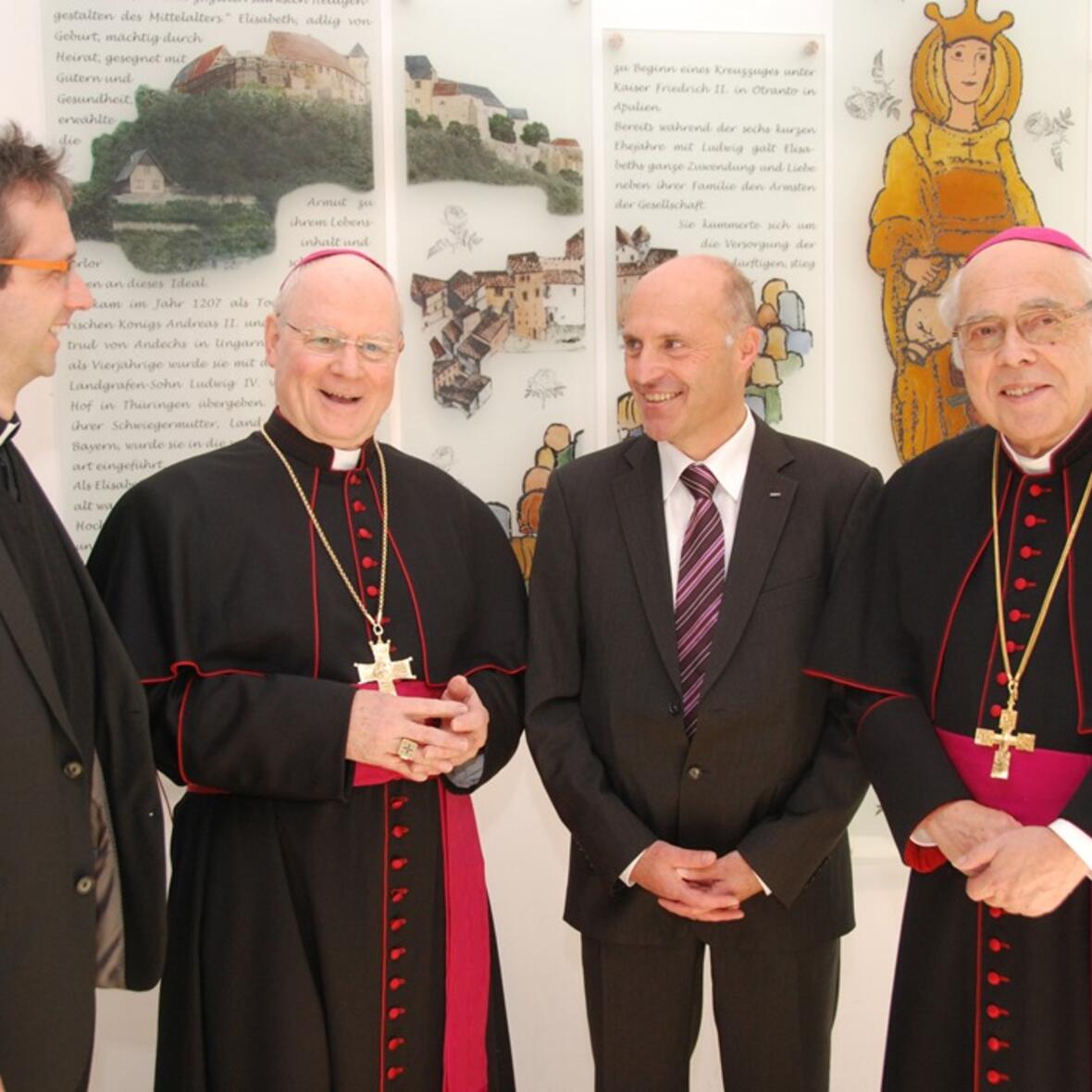 Gruppenbild mit (v.l.) Domkapitular Armin Zürn, Bischof Dr. Konrad Zdarsa, KJF-Direktor Markus Mayer und Weihbischof Josef Grünwald. (Fotos: KJF/Karg)