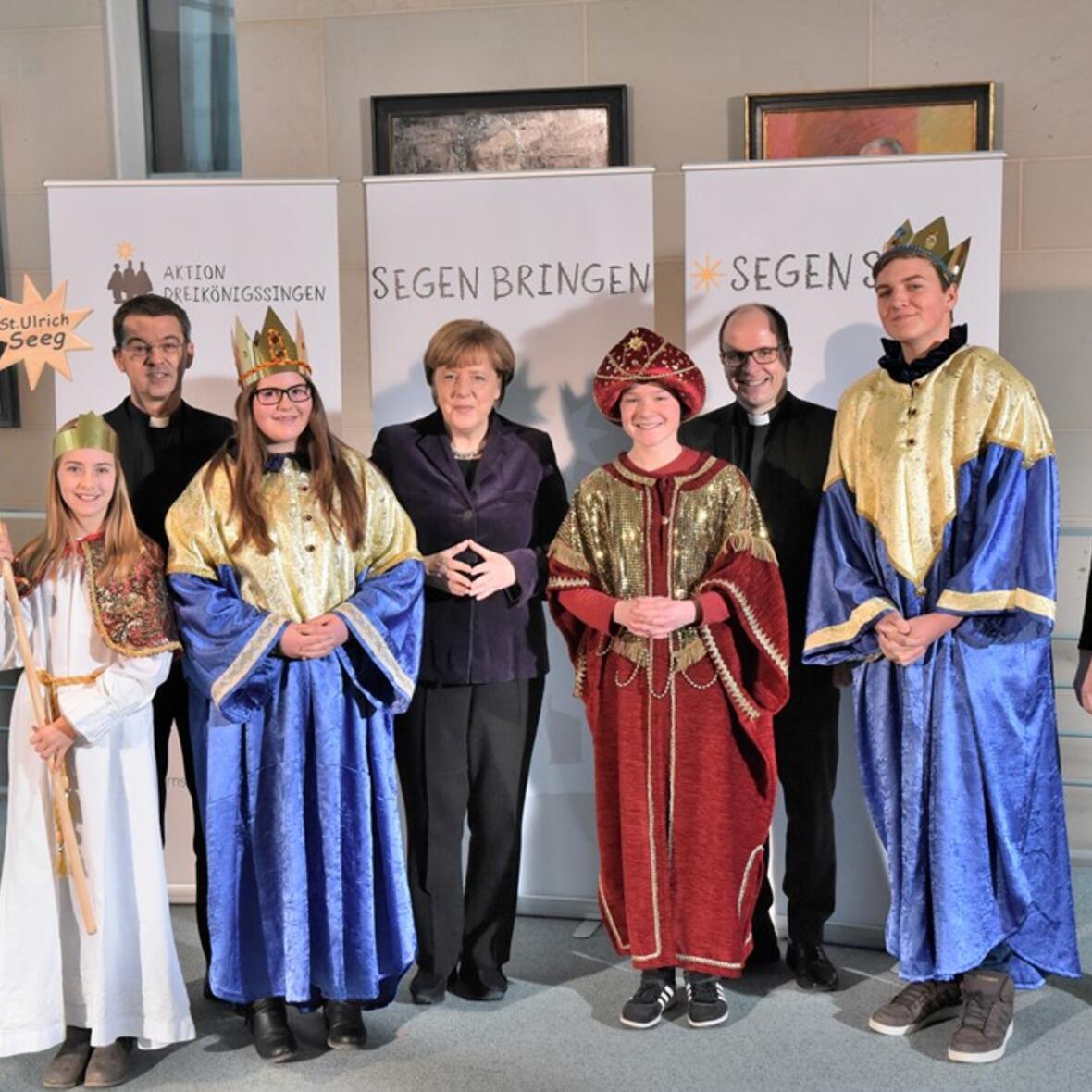 Die Sternsinger Lisa-Marie Köpf (15), Johannes Kugler (16), Patrick Angerer (15) und Julia Steger (12) sowie Begleiterin Marita Steger aus der Gemeinde St. Ulrich in Seeg vertraten das Bistum Augsburg beim Sternsinger-Empfang von Bundeskanzlerin Angela Merkel. Zum Gruppenfoto mit der Kanzlerin stellten sie sich gemeinsam mit Prälat Dr. Klaus Krämer, Präsident des Kindermissionswerks „Die Sternsinger“, und Pfarrer Dirk Bingener, Bundespräses des BDKJ, im Bundeskanzleramt auf. Foto: Ralf Adloff