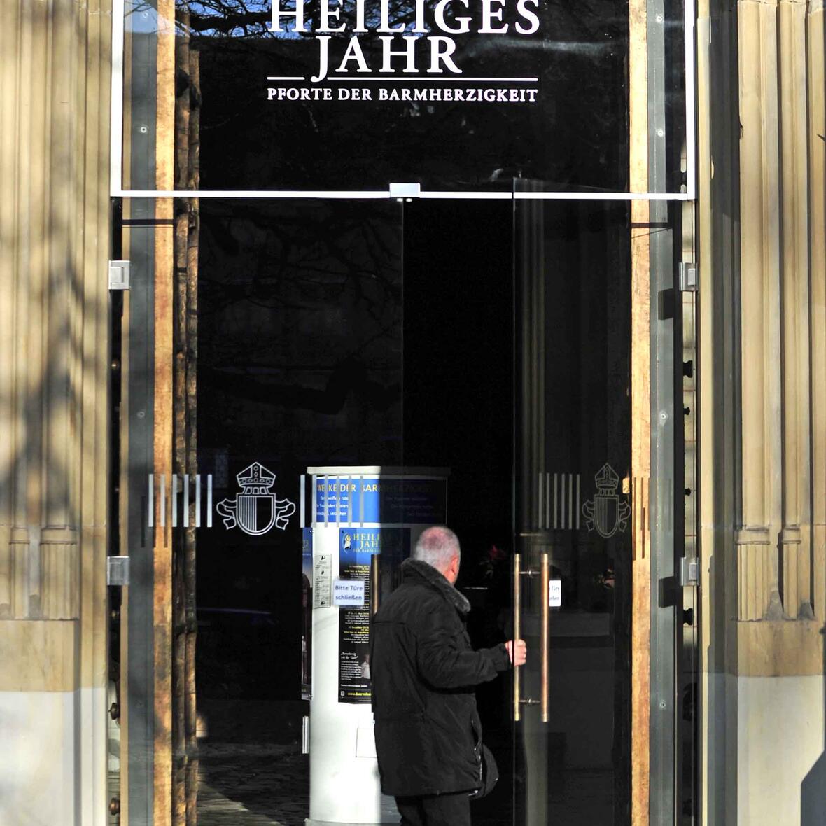 Mit der Öffnung der Heiligen Pforte hat Bischof Konrad vor einigen Wochen das Jahr der Barmherzigkeit für das Bistum eröffnet. Die geöffnete Pforte lädt dazu ein, den Weg der Besinnung und Umkehr zu beschreiten und das Sakrament der Buße und der Versöhnung neu zu entdecken, wozu der Bischof heute ermutigte. (Foto: pba/Nicolas Schnall)