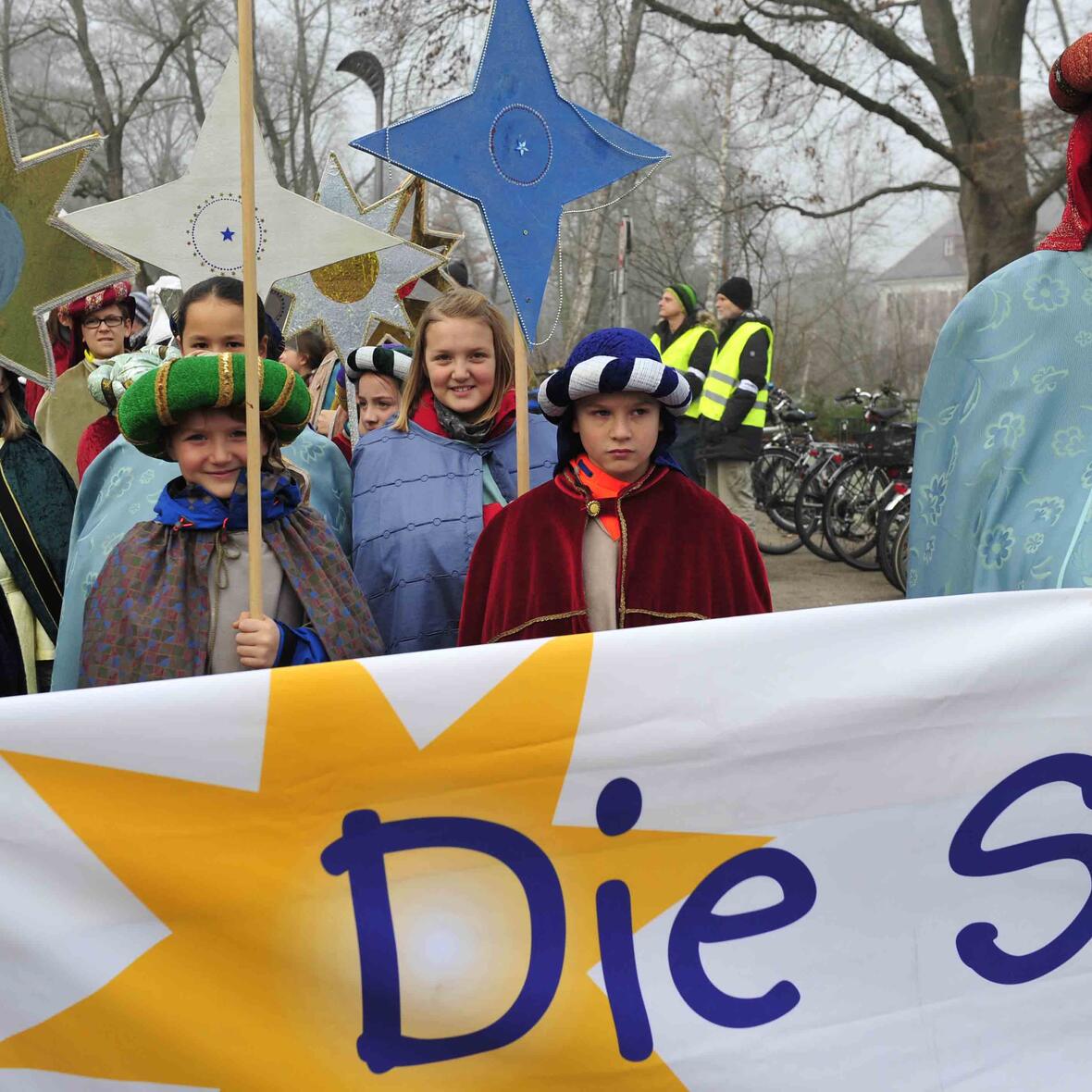 In ihren Königsgewänder zogen die Kinder durch die Straßen Friedbergs. Foto: Maria Steber / pba.