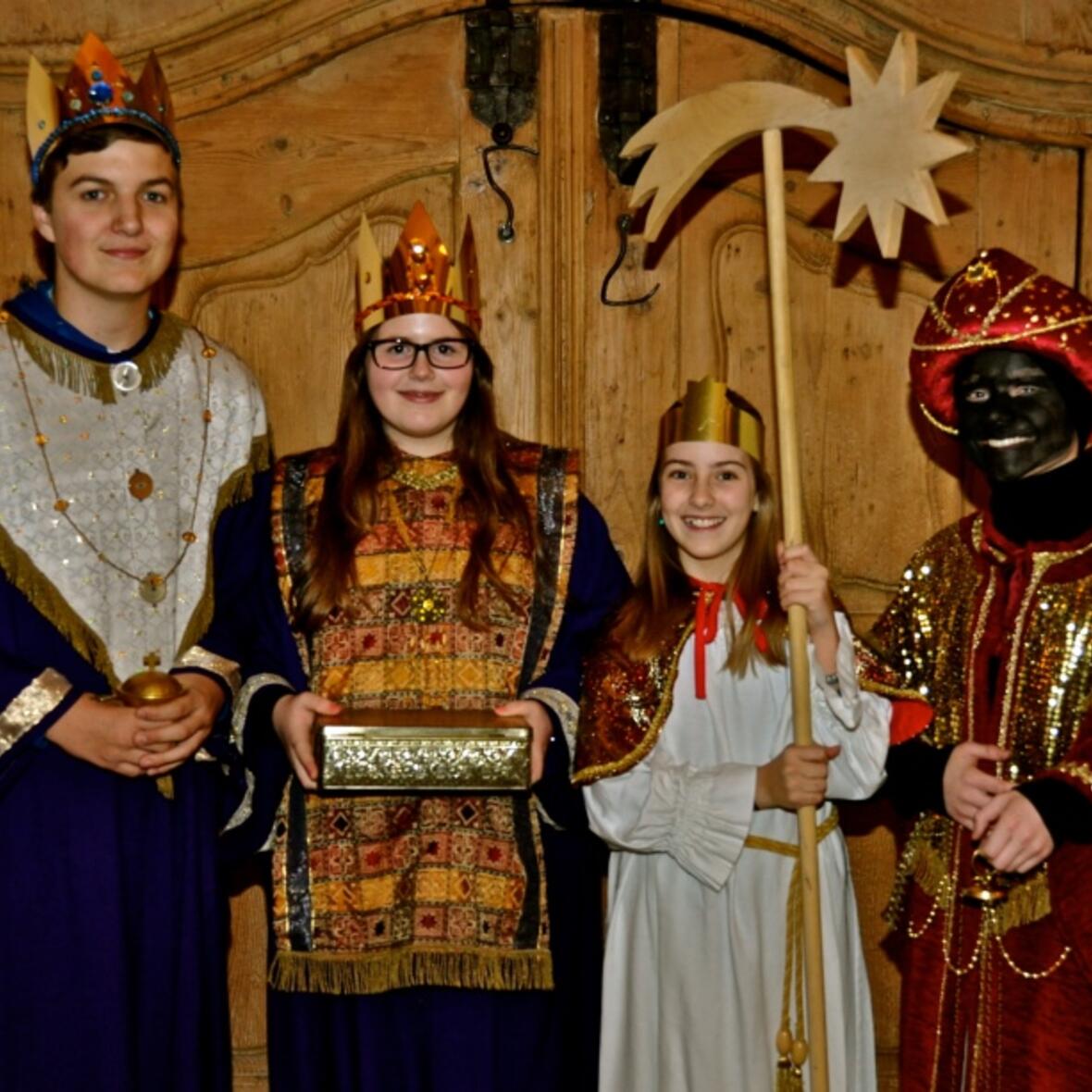 Die Sternsingergruppe aus Seeg. Sie bringen den Segen zur Bundeskanzlerin. Foto: Erika Poppler.