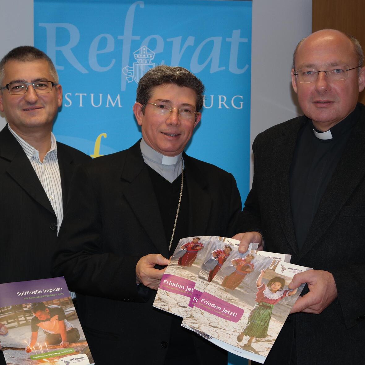 Anton Stegmair, Bischof Bernabé Sagastume, Pfarrer Dr. Ulrich Lindl (v.links) Foto: Maria Steber /pba