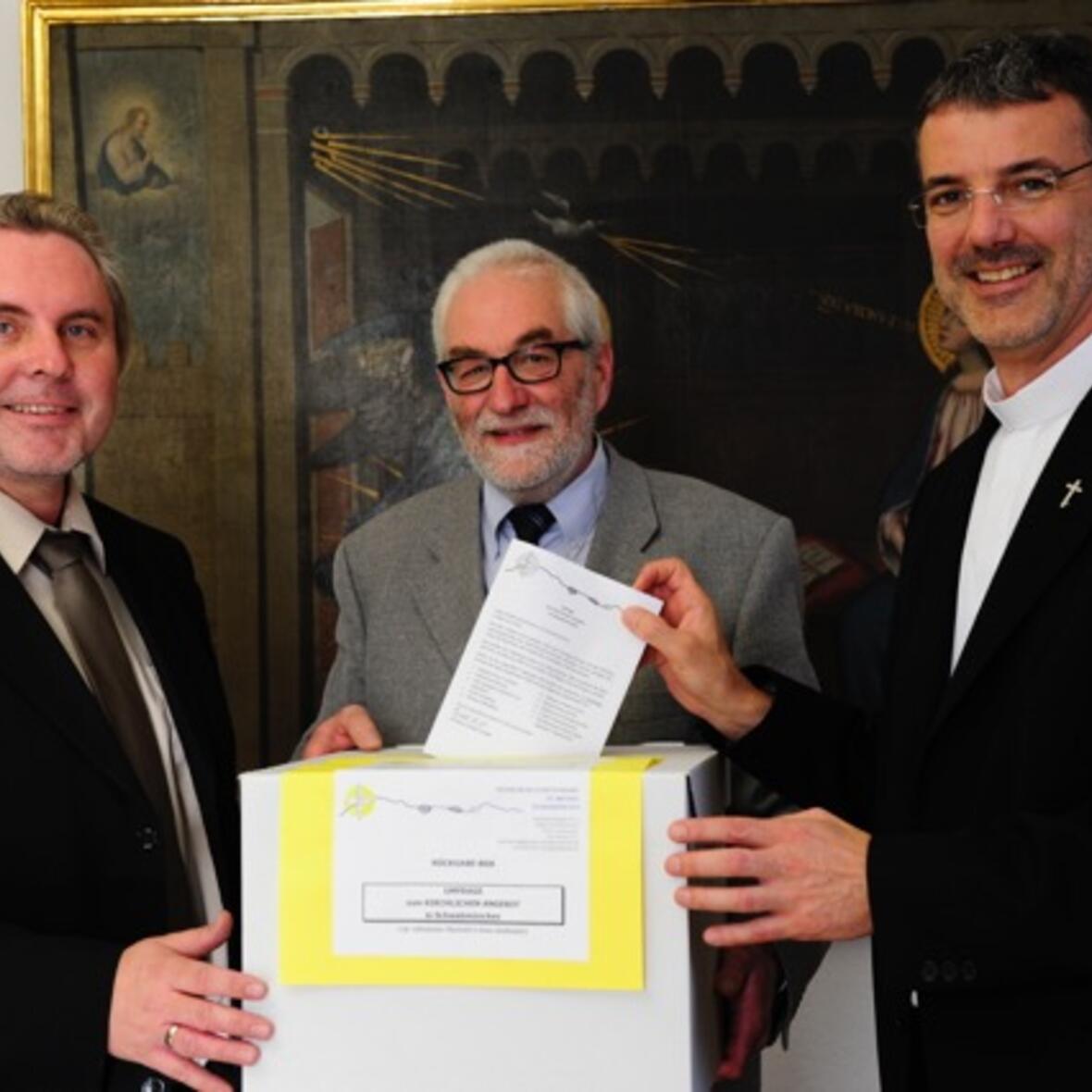 Ein Fragebogen soll Antwort geben. Die Verantwortlichen: Dr. Markus Hilpert, Dr. Ulrich Hörwick und Pfarrer Christoph Leutgäb. (Foto: Maria Steber/pba)