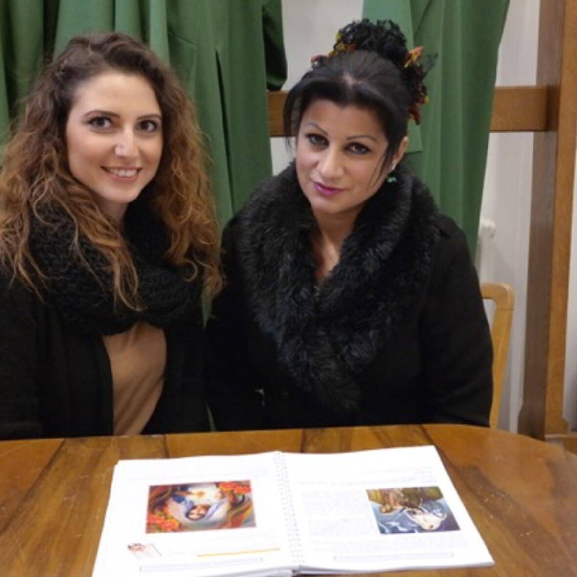 Sie helfen mit, dass Integration gelingt: Miryana Abbo (links) und Mariam Esho. (Foto: Karl-Georg Michel / pba)