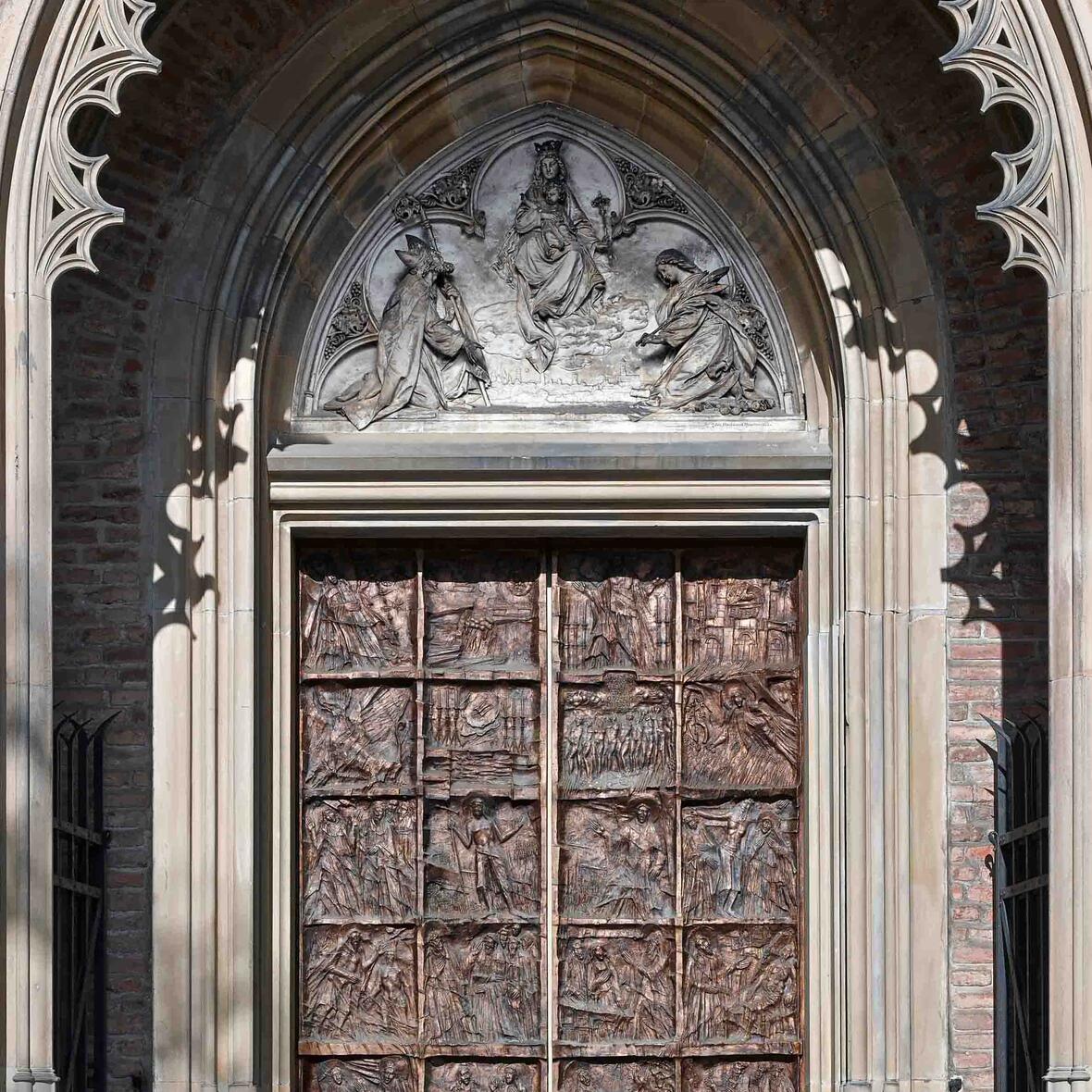 Die Heilige Pforte am Augsburger Dom wird nach der Öffnung am Sonntag bis zum 13. November 2016 täglich von 10 bis 18 Uhr geöffnet sein. (Foto: Siegfried Wameser)