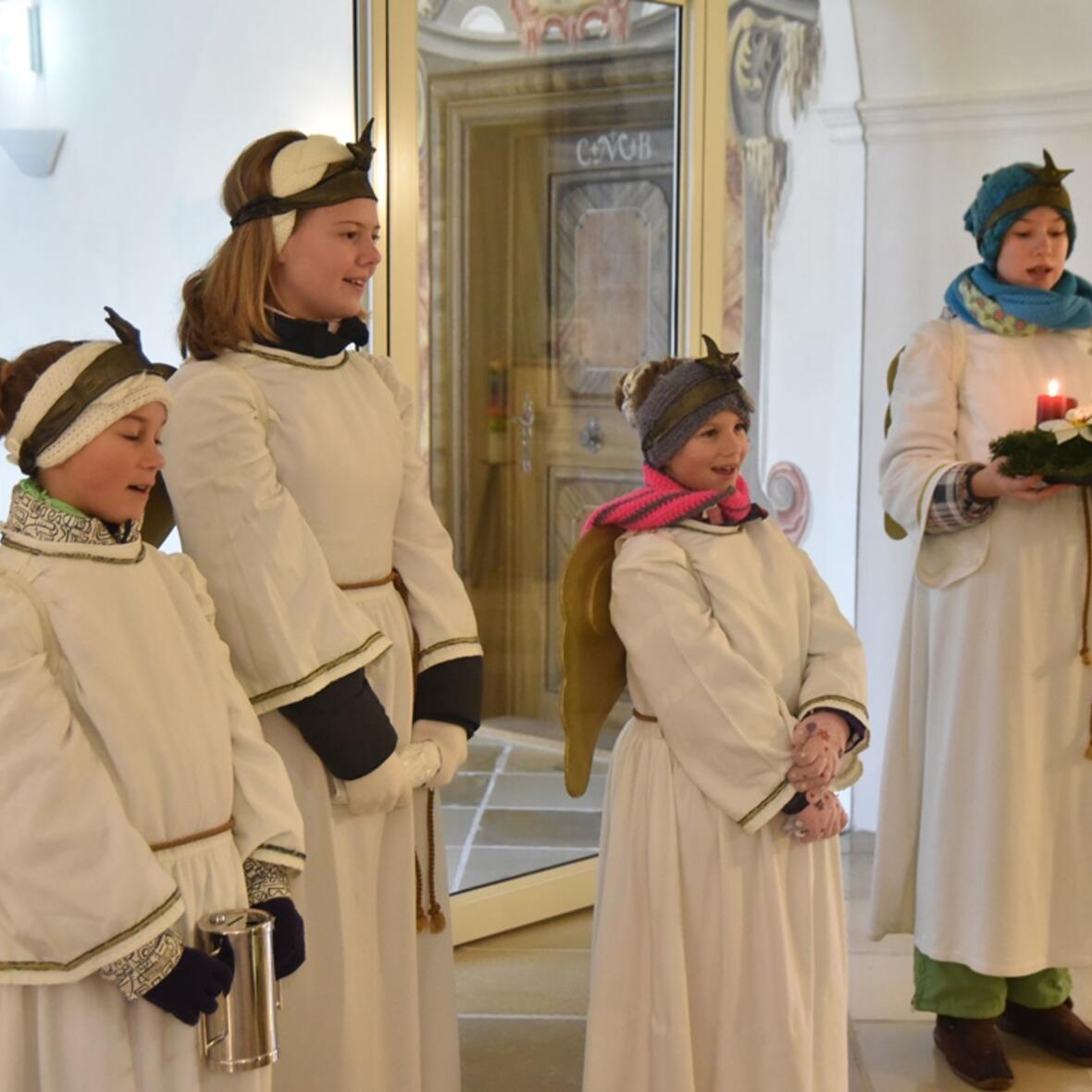 Erst wenn die Adventsengel an der Tür geklingelt haben, beginnt für die Roggenburger der Advent. (Foto: Romana Kröling / pba)