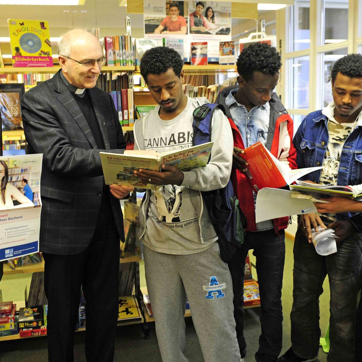 Vor der "Asylothek" in der Pfarrei Herz Jesu in Augsburg-Pfersee (v.l.): Diözesanbibliothekar Peter Hart, Pfarrer Msgr. Franz Götz, Michele, Ahforum und Kidus aus Eritrea sowie Margit Berger, die Leiterin der Bücherei. (Fotos: pba/Nicolas Schnall) 