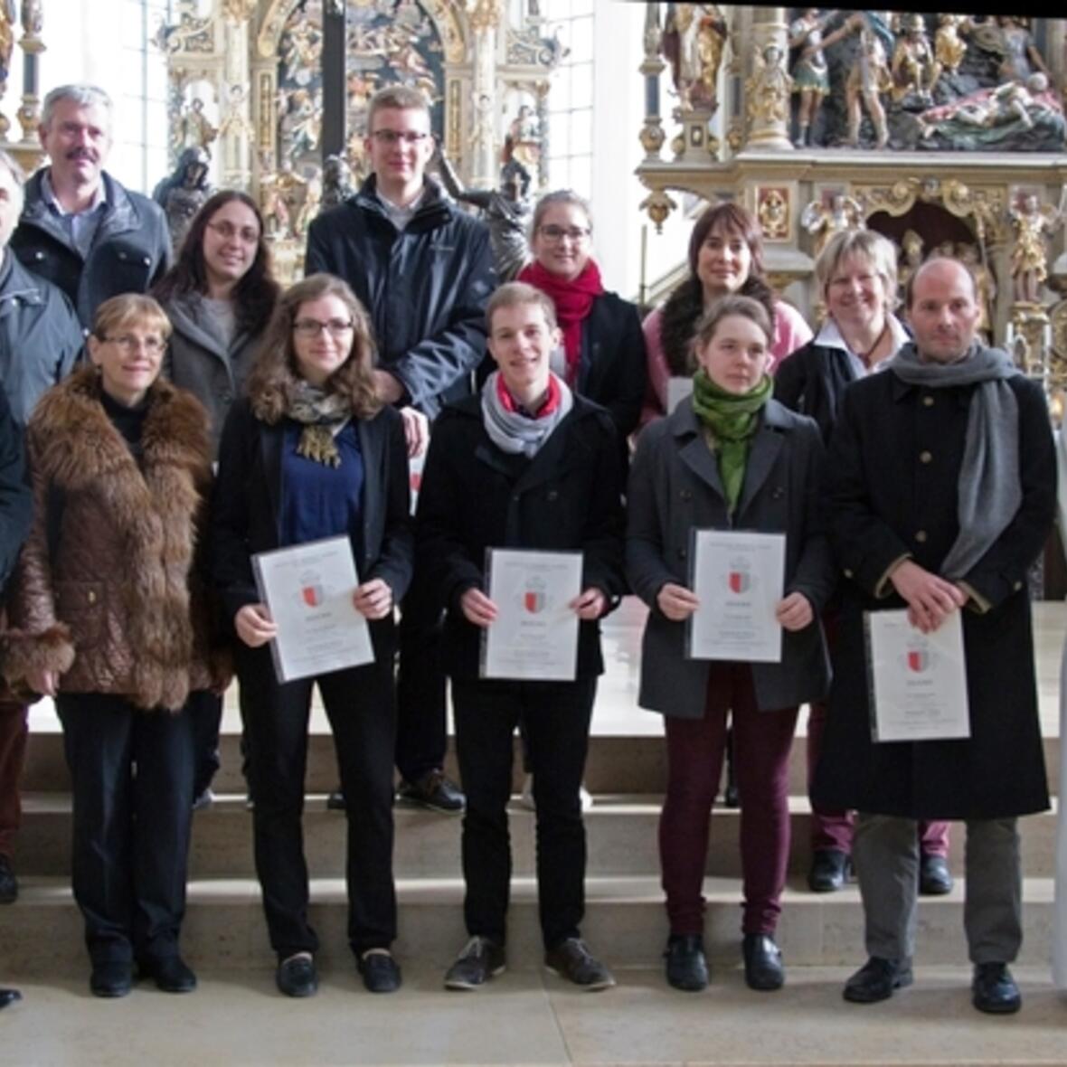 Die Absolventen und Dozenten mit Prof. Dr. Gerda Riedl und P. Stefan Kling nach der Zeugnisverleihung beim „Tag der Kirchenmusik“. (Foto: Amt für Kirchenmusik)