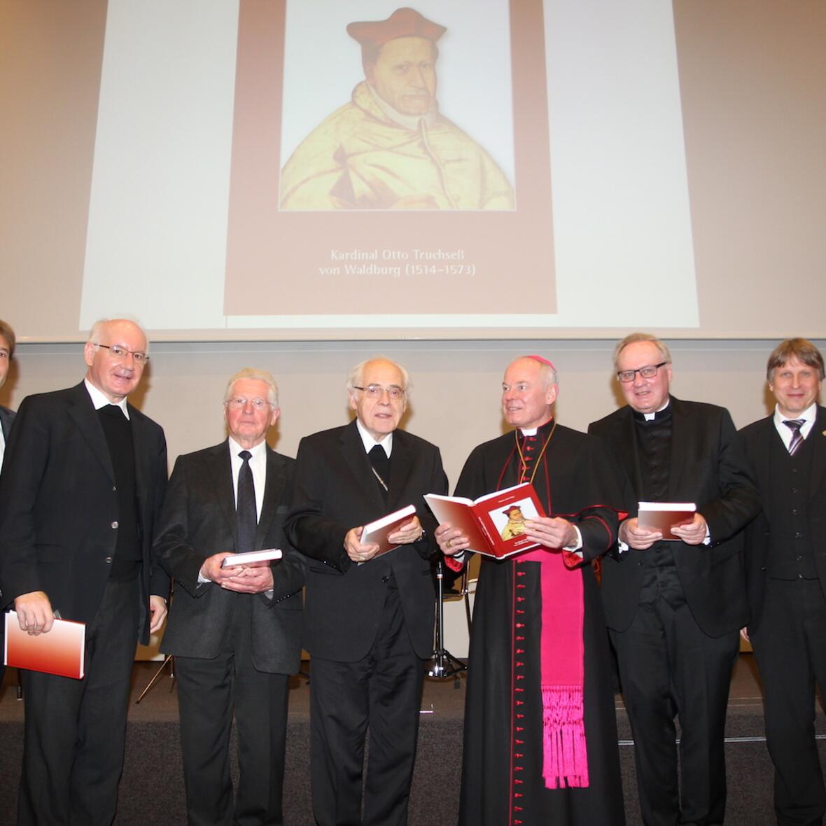 Freuten sich über das erste Exemplar der Festschrift: Dr. Walter Ansbacher, Prälat Dr. Eugen Kleindienst, Professor Dr. Manfred Weitlauff, Weihbischof Josef Grünwald, Weihbischof Dr. Dr. Anton Losinger, Bischofsvikar Karlheinz Knebel, Dr. Thomas Groll, Domkapitular Dr. Wolfgang Hacker (von links). (Foto: Annette Zoepf/pba)