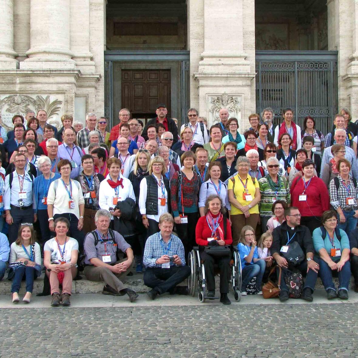 Mit knapp 180 Teilnehmern war es eine große Gruppe von Pilgern aus der Diözese Augsburg, die sich nach dem Aufruf an alle Kirchenchöre für 5 Tage nach Rom aufgemacht hatte und dort erlebnisreiche Tage verbringen durfte. Höhepunkte der Reise war die musikalische Gestaltung der heiligen Messe in mehreren bedeutenden Kirchen der Ewigen Stadt. Hier eine Gruppenaufnahme vor der Lateranbasilika. (Foto: Josef Abt)