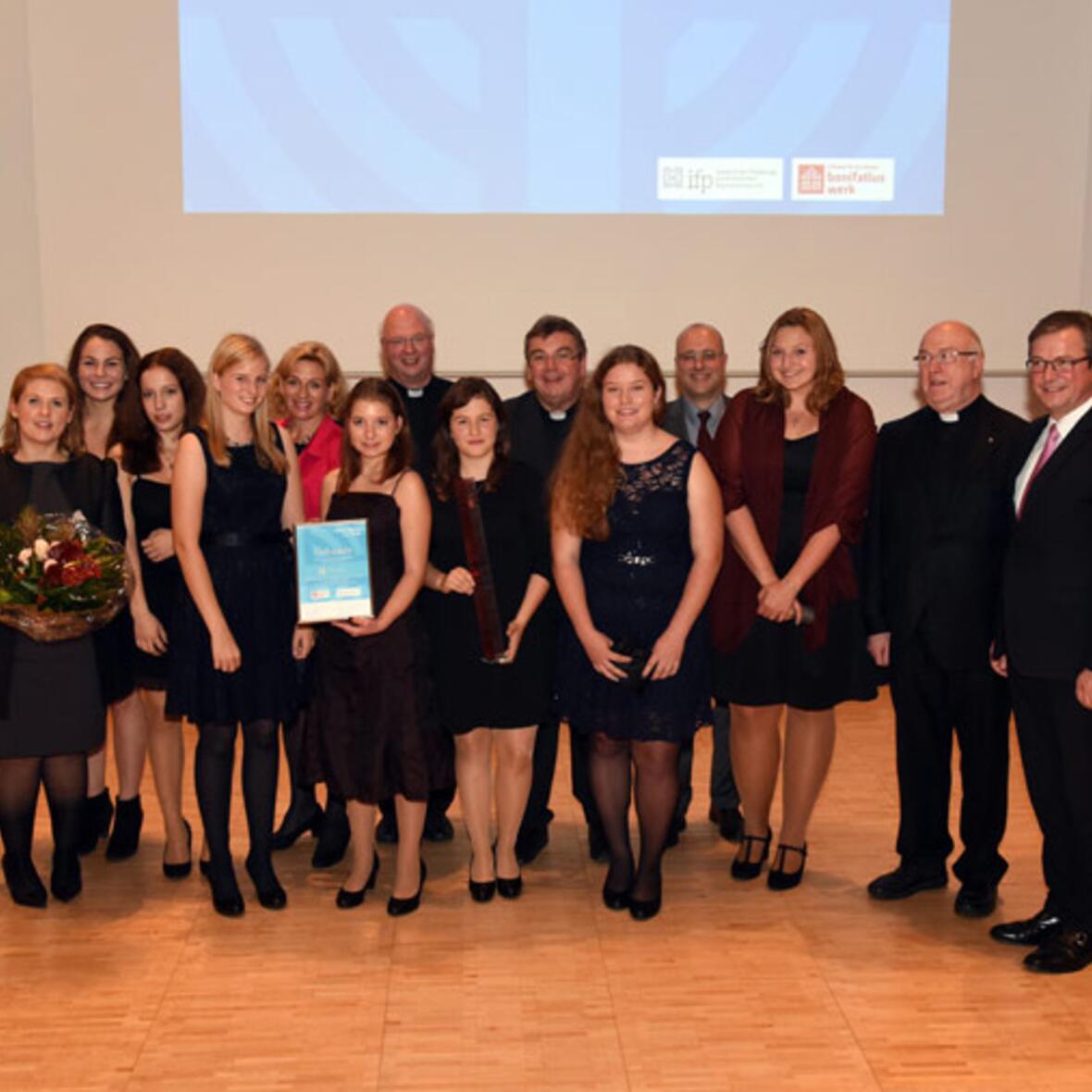 maedchengruppe-ladies-night-aus-murnau-nimmt-preis-entgegen1590470