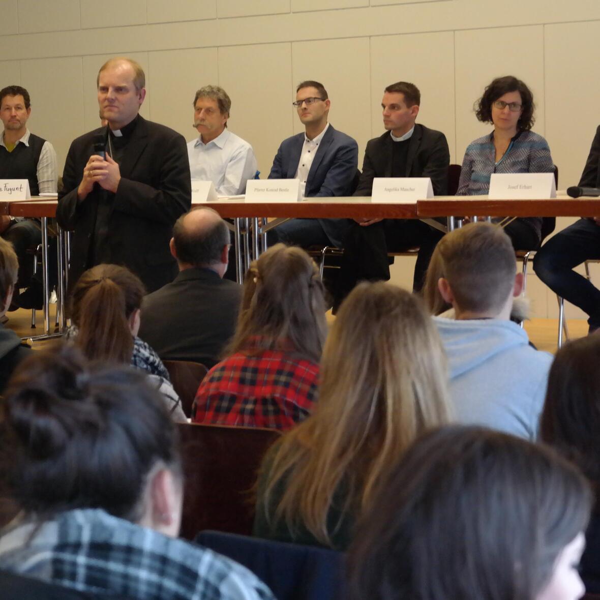 lust-auf-theologie-knapp-200-schuelerinnen-und-schueler-informieren-sich-ueber-studium-und-beruf1583926