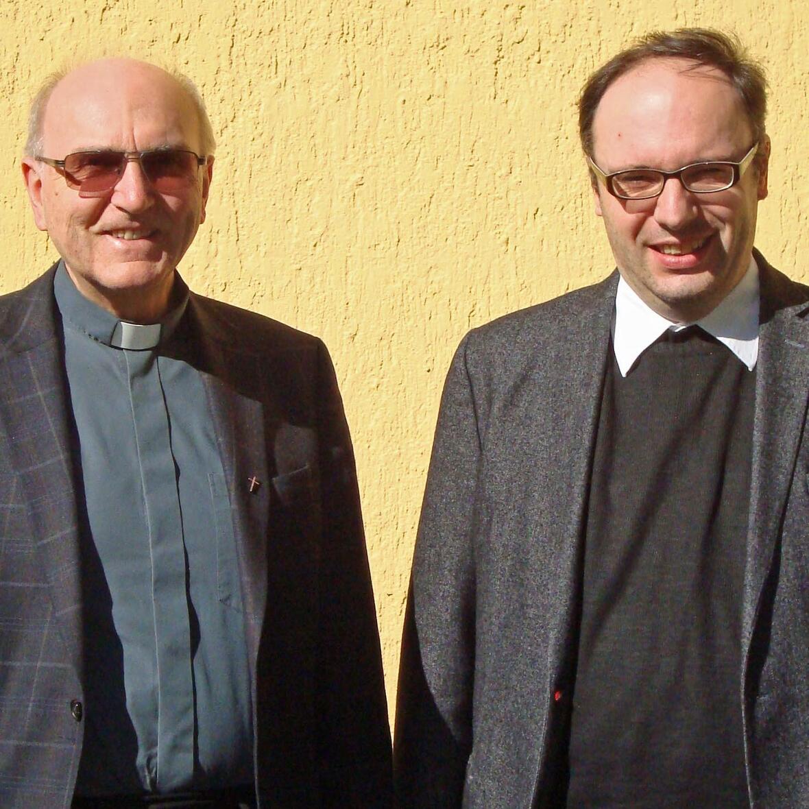 Der stellvertretende Vorsitzende Pfarrer Msgr. Franz Götz (links) und der neue Vorsitzende Pfarrer Dr. Markus Schrom. (Foto: Priester- und Diakonenverein Augsburg) 