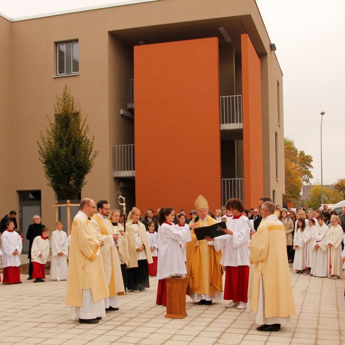 Weihbischof Dr. Dr. Anton Losinger segnete die Gebäude rund um den Königsbrunner Kirchplatz, in denen die verschiedenen kirchlichen karitativen Dienste und Angebote unterkommen. Foto: Caritas. 