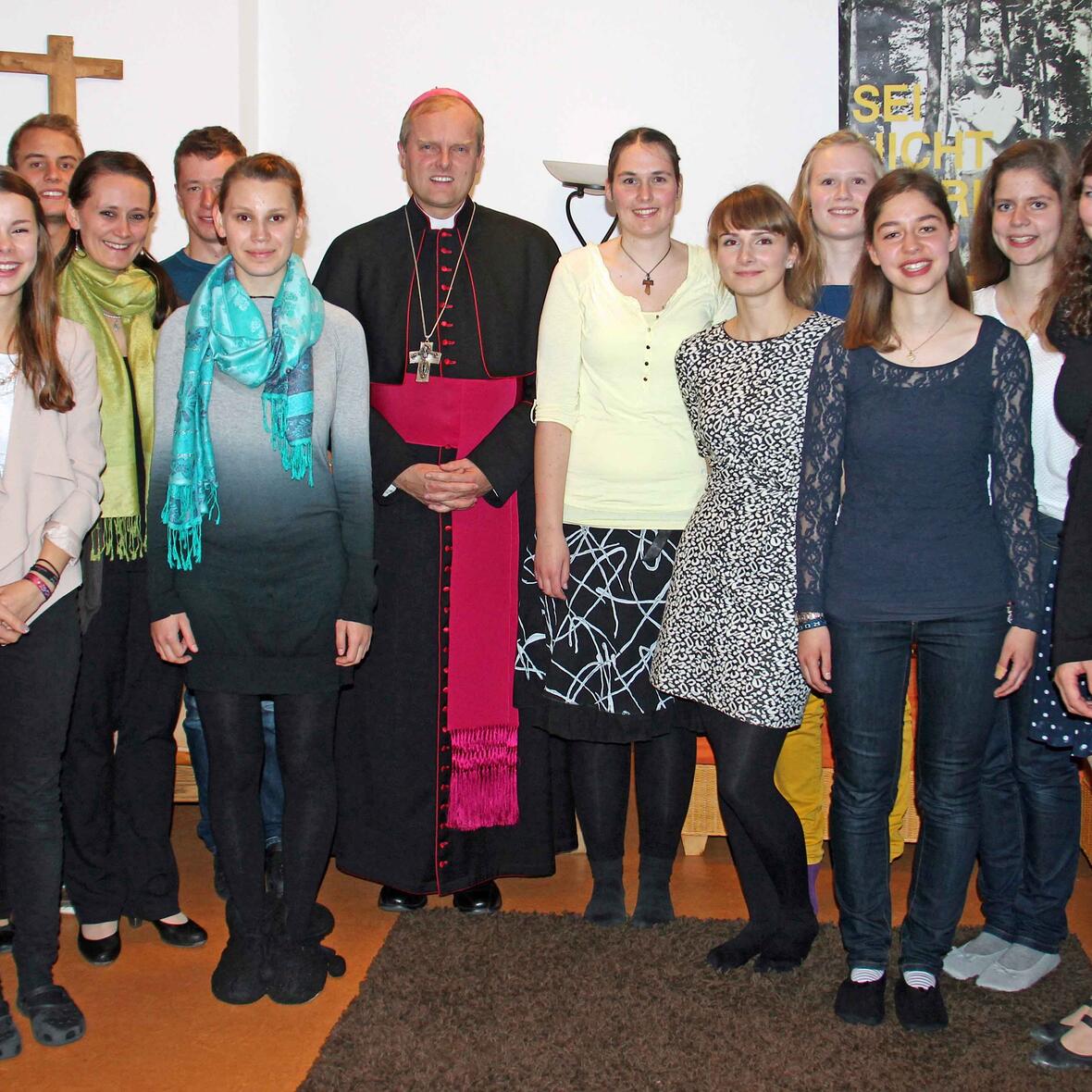 Weihbischof Florian Wörner eröffnet den zweiten Basical-Kurs. Dieser wird organisiert von Diözesanjugendpfarrer Domvikar Dr. Florian Markter und den beiden Basical-Referentinnen Veronika Marton und Ulrike Zengerle. (Foto: Basical)