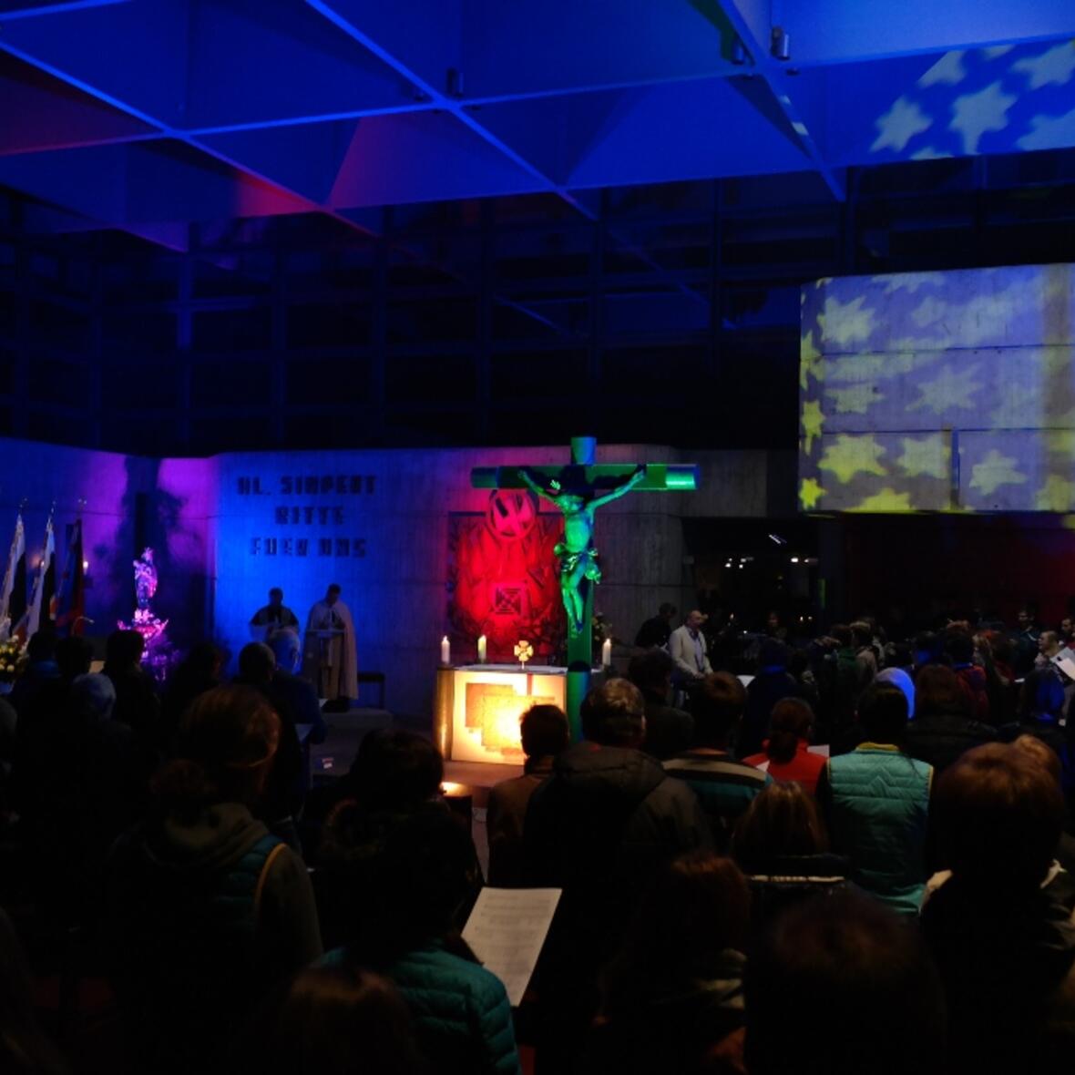 Eindrückliche Stimmung herrschte bei der Vesper in der Simpertkirche. (Foto: Maria Steber / pba).