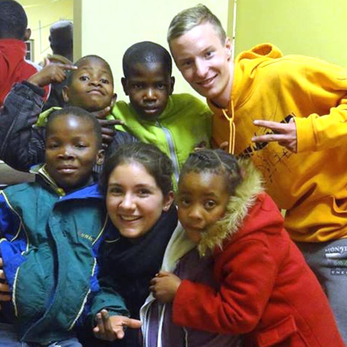 Zwei Freiwillige, die ein Jahr in Südafrika verbrachten. (Foto: Freiwilligendienste)