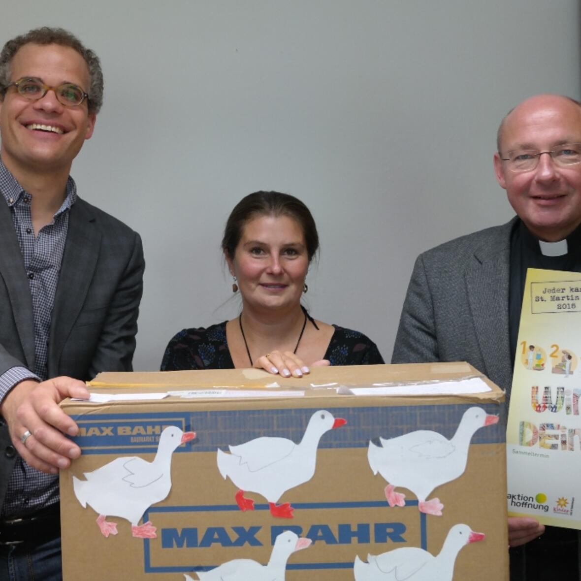 Gregor Uhl, Geschäftsführer der aktion hoffnung, Stefanie Rusch, Leiterin der Kindertagesstätte "St. Thomas Morus" Neusäß und Pfarrer Dr. Ulrich Lindl, Aufsichtsratsvoristzender der aktion hoffung.