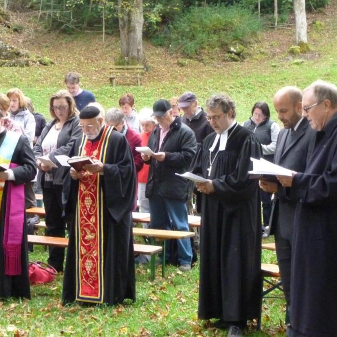 Rund 150 Menschen beten auf der Hirschweise des Kalvarienbergs in Füssen für den Erhalt von Gottes Schöpfung. (Fotos: Christoph Wessel)