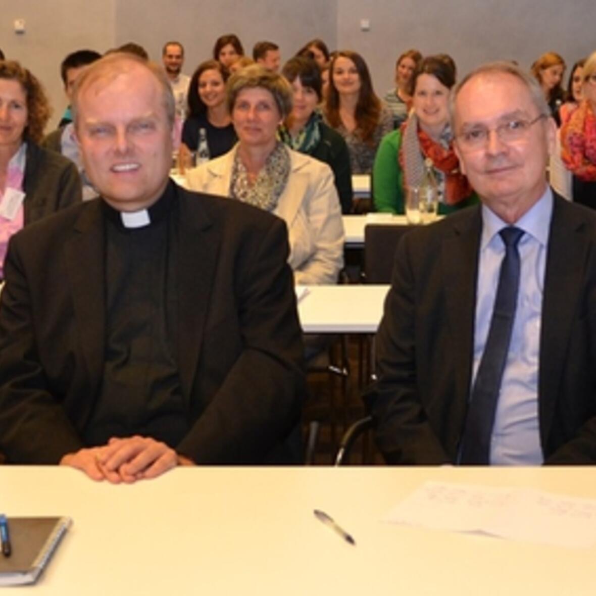 Hauptabteilungsleiter Weihbischof Florian Wörner entdeckt seinen neuen Tätigkeitsbereich Schule, rechts neben ihm der Direktor des Schulwerks, Ulrich Haaf. (Foto: Schulwerk/Linder)