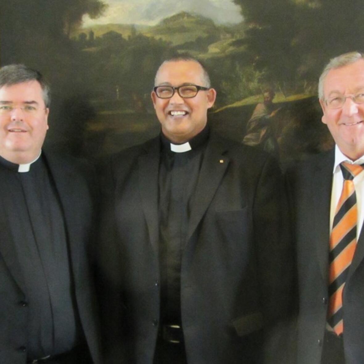 Father Christian Frantz (Mitte), Kolping-Nationalpräses von Südafrika, berichtete Generalvikar Harald Heinrich (links) über die Situation der Kirche in Südafrika. Er wurde vom Vorsitzenden der Kolpingstiftung-Rudolf-Geiselberger, Diözesanpräses Alois Zeller (rechts), begleitet. (Foto: Kolping/Heinrich Lang)