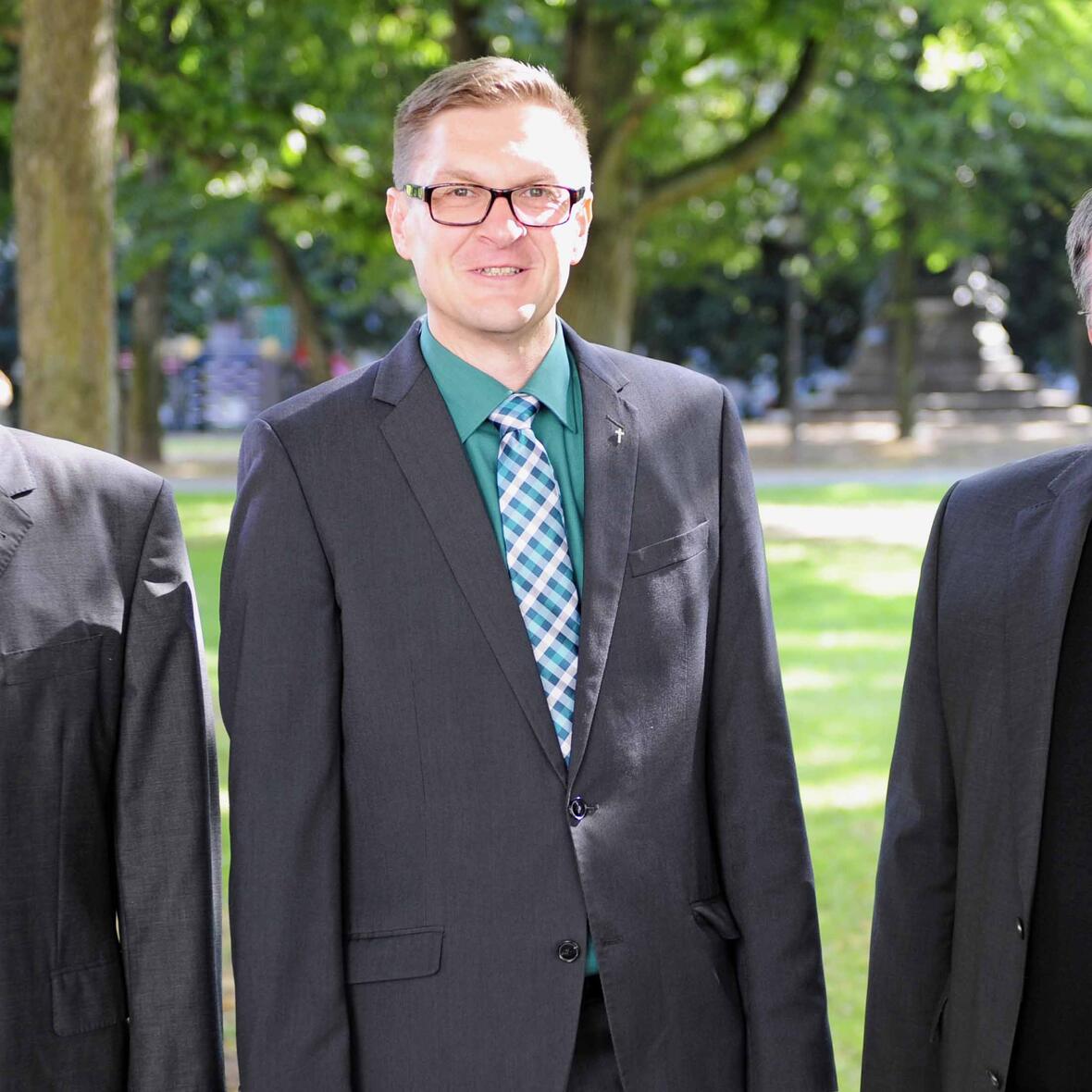 Diözesaner Flüchtlingsbeauftragter Diakon Ralf Eger mit Diözesan-Caritasdirektor Dr. Andreas Magg (links) und Generalvikar Harald Heinrich (rechts). (Foto: pba/Nicolas Schnall)  
