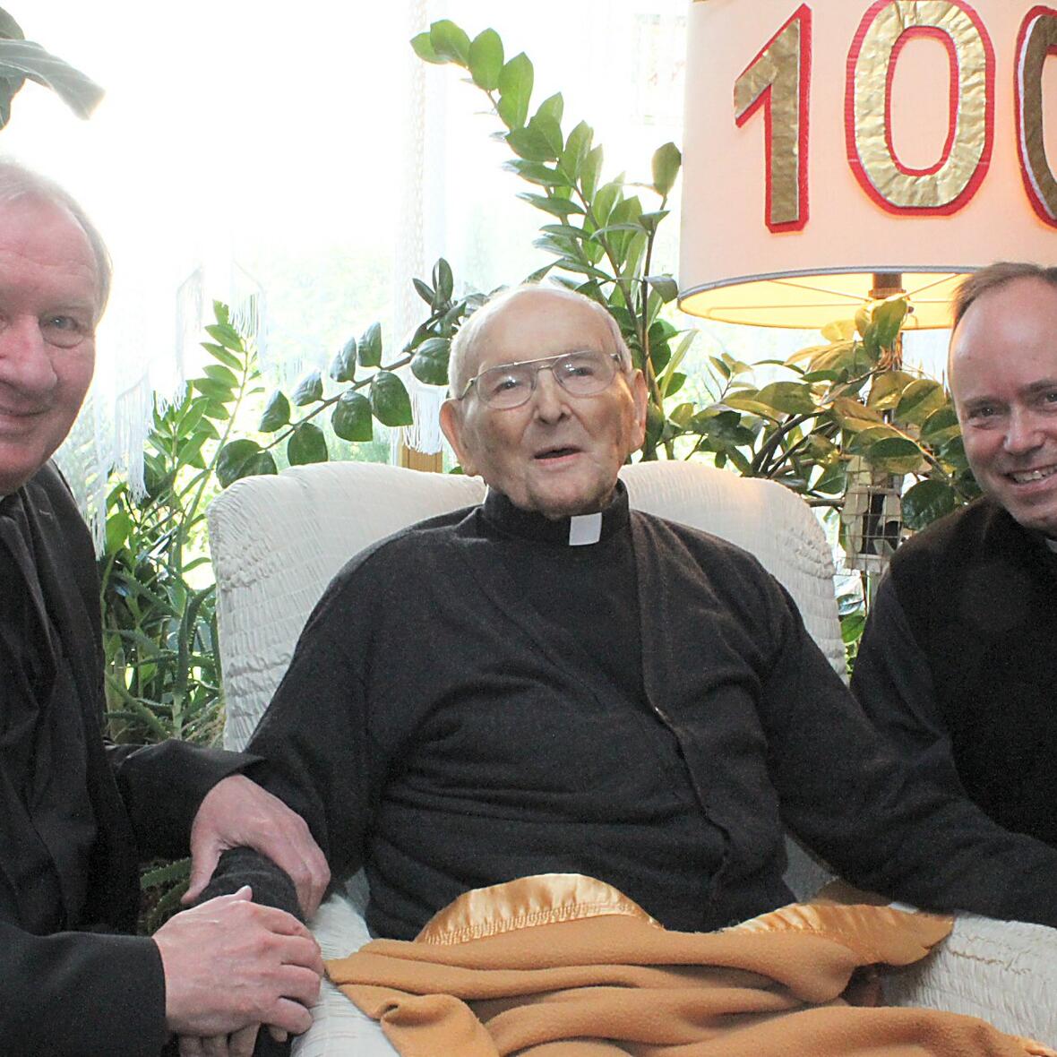 Jubilar Pfarrer Benedikt Pinocy feiert seinen 100. Geburtstag gemeinsam mit dem Mainzer Generalvikar, Prälat Dietmar Giebelmann (links), und Personaldezernent Domkapitular Klaus Forster (Foto: Bistum Mainz/Matschak).
