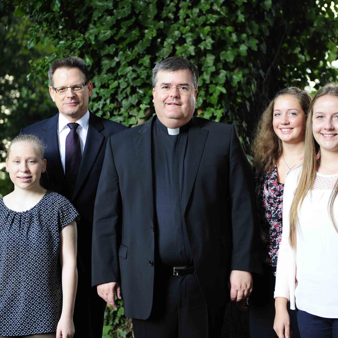 Laura Simon, Katharina Hanke, Diözesanrechtsdirektor Reiner Sroka, Generalvikar Harald Heinrich, Claudia Havel, Verena Strobl, Sandra Strößner, (v.links). Foto: Maria Steber/pba.