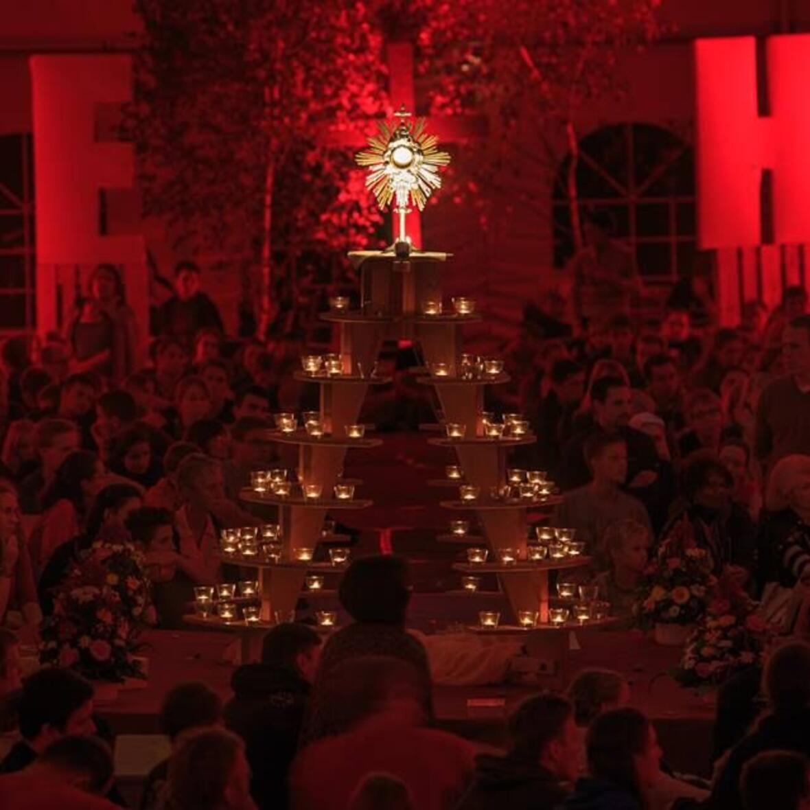 Zentrum des Festivals: Der "brennende Dornbusch" mit dem zur Anbetung ausgesetzten Allerheiligsten. (Fotos: JUGEND 2000/Elvir Tabakovic CRV)