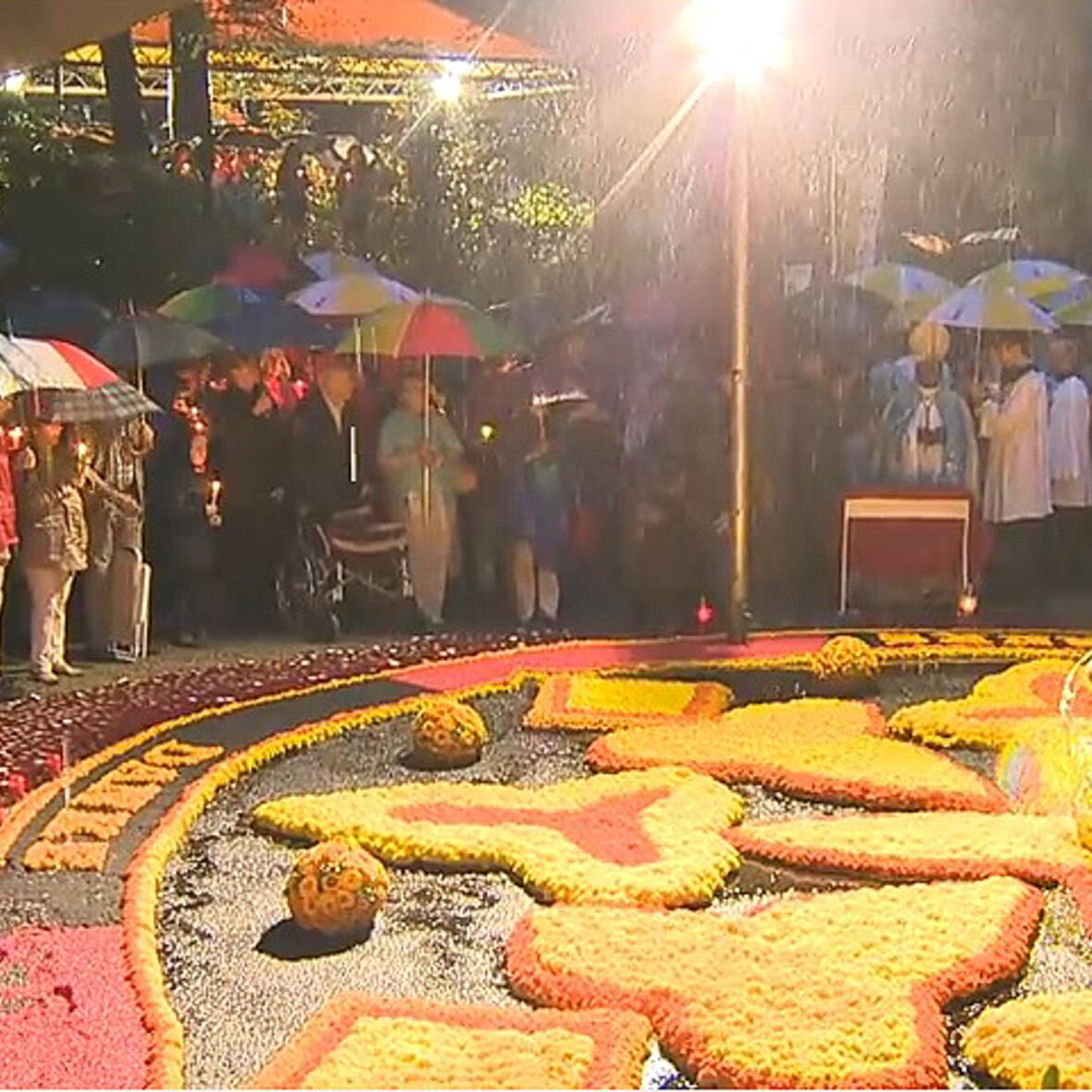 Trotz des Dauerregens nahmen an der Lichterprozession wieder unzählige Gläubige teil. (Fotos: Karl-Georg Michel/pba)