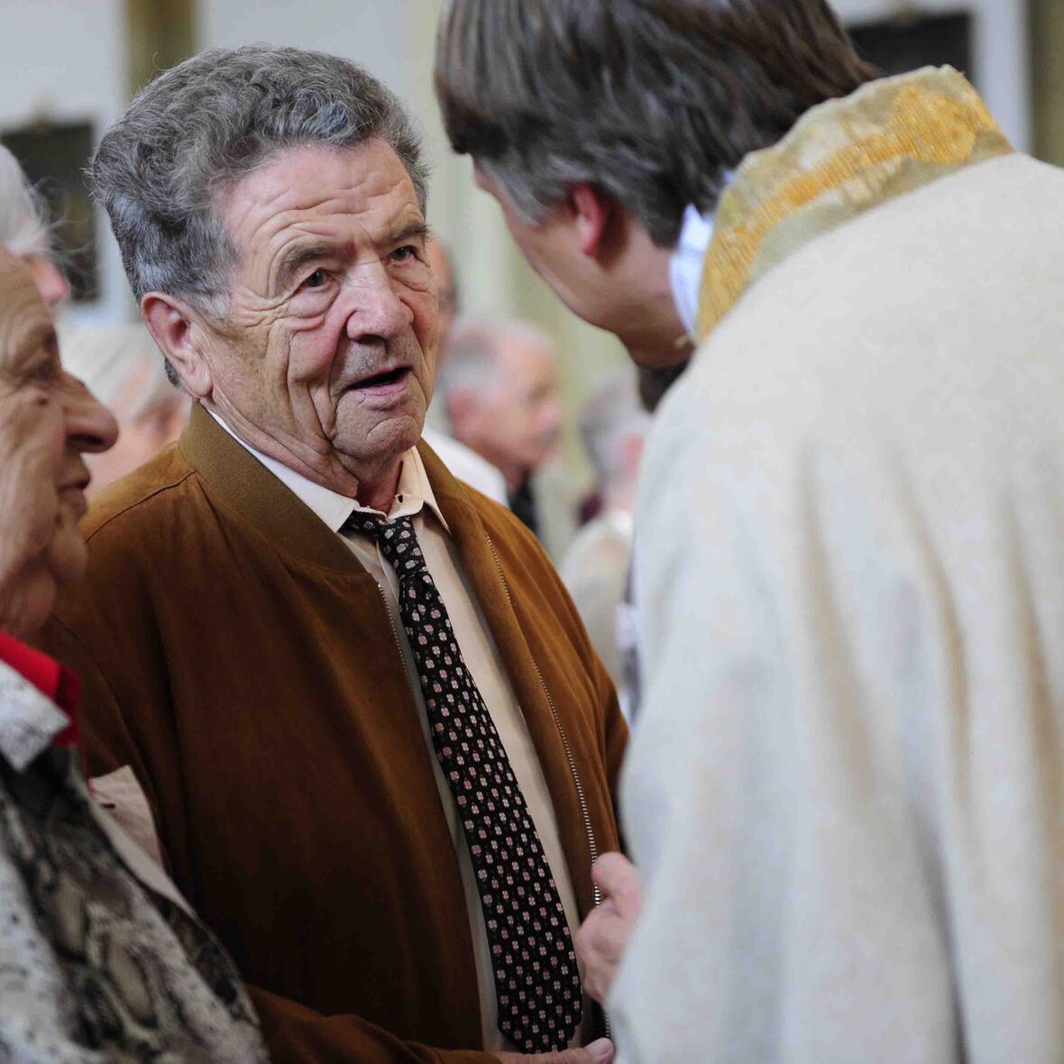 Motivbild: Einzelsegnung beim Tag der Ehejubilare während der Ulrichswoche 2015. (Foto: pba/Maria Steber)