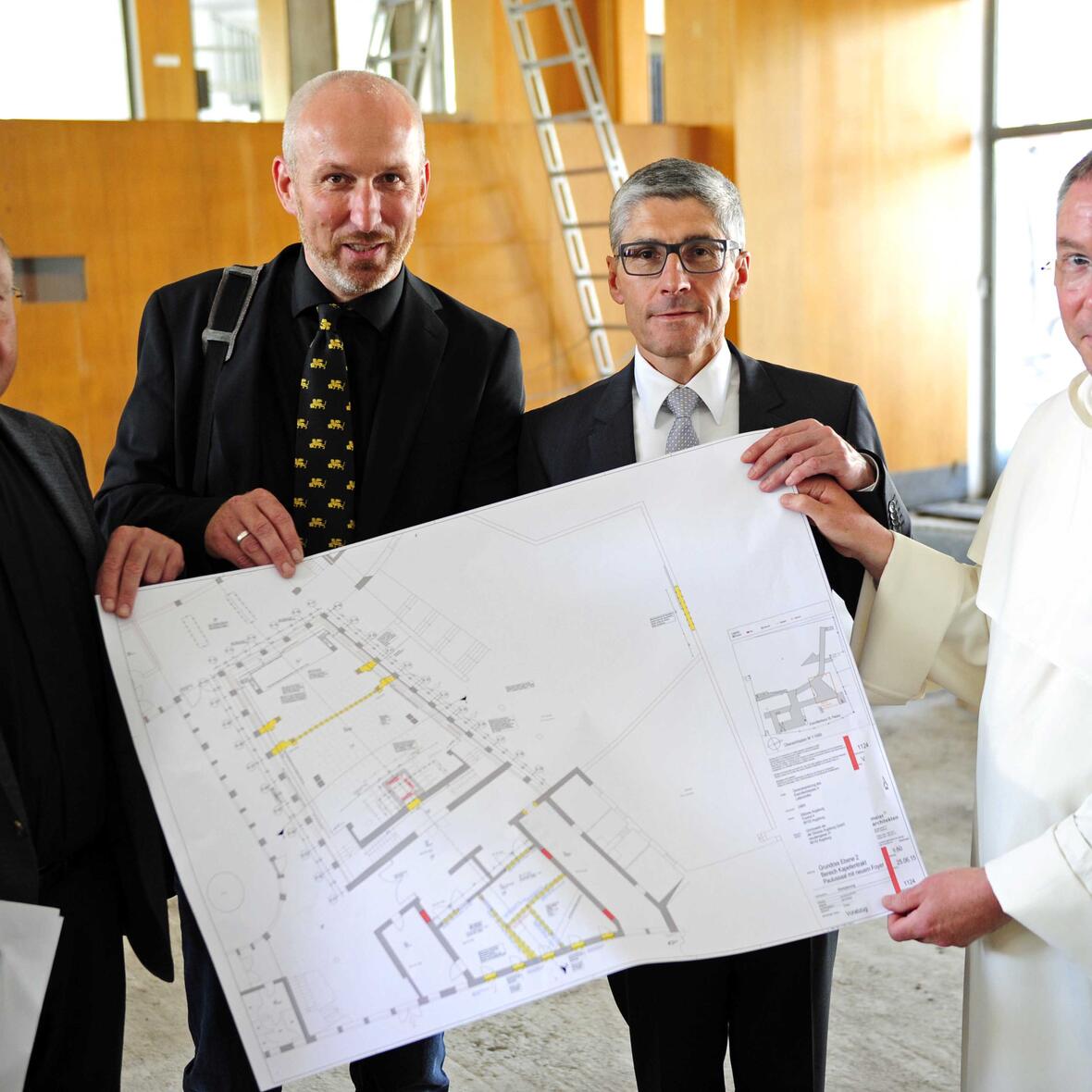 (v.l.) Pfarrer Dr. Ulrich Lindl, Werner Kapfer (St. Ulrichswerk), Dr. Klaus Donaubauer, P. Thomas Schuster OP. (Foto: Pressestelle Bistum Augsburg/Nicolas Schnall)
