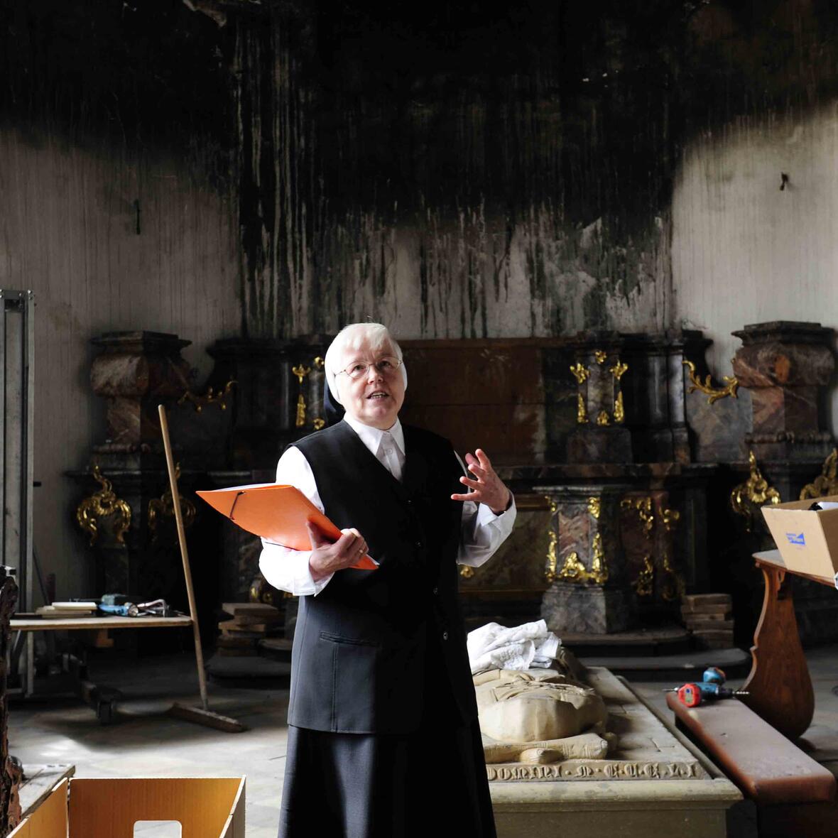 Schwester Edith äußert sich sichtlich betroffen. Foto: Maria Steber /pba.