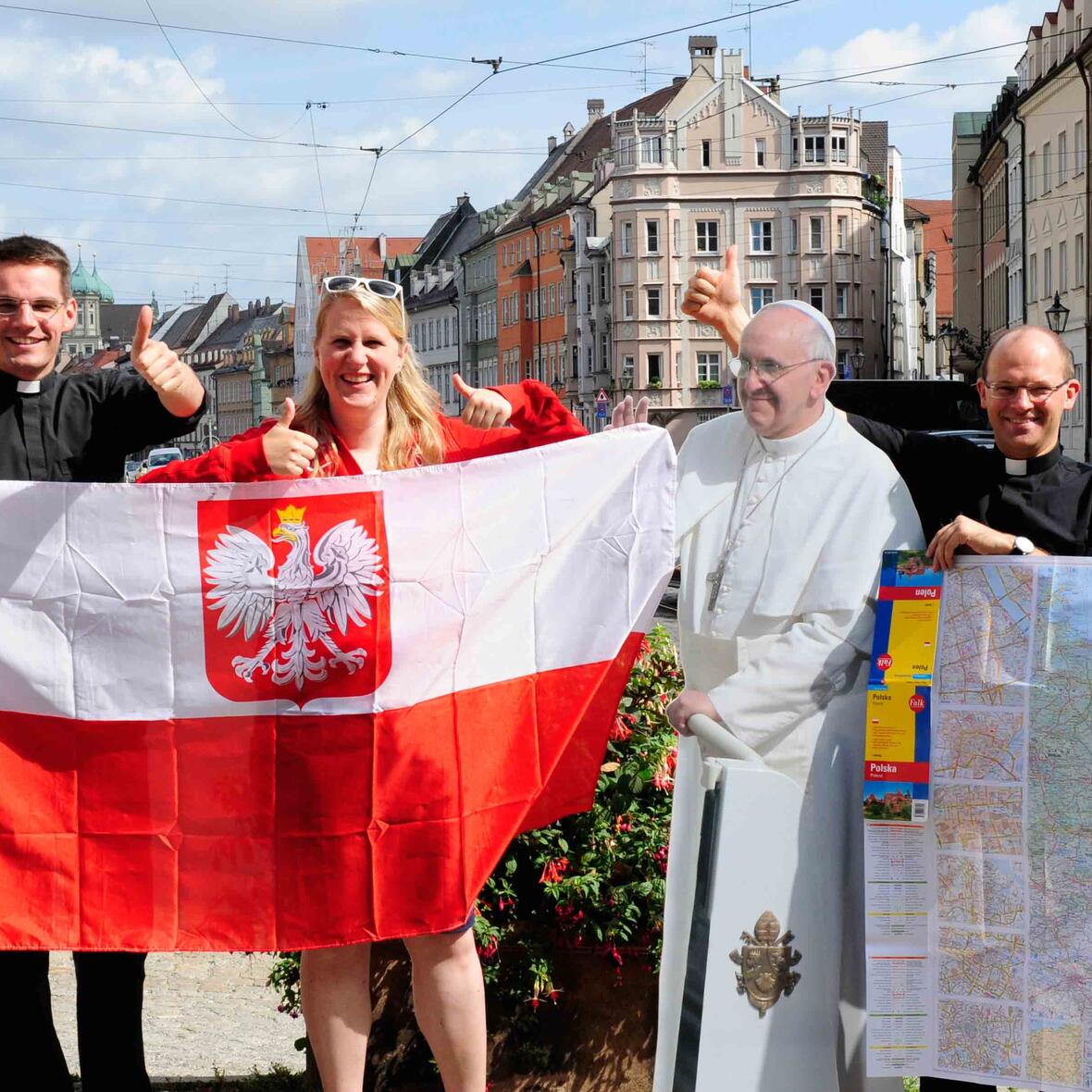 Das fünfköpfige BJA-Vorbereitungsteam um Diözesanjugendseelsorger Dr. Florian Markter (rechts neben Papst Franziskus) lädt junge Erwachsene dazu ein, zum Weltjugendtag nach Krakau mitzufahren. (Foto: Pressestelle Bistum Augsburg/Daniel Jäckel)
