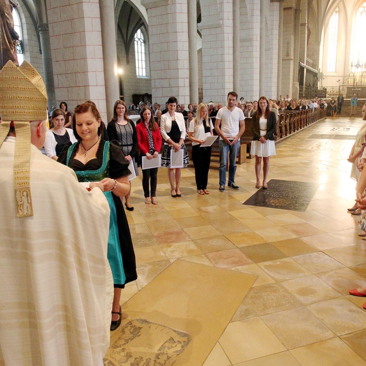 In ihren jeweiligen Seminargruppen traten die jungen Leute vor Weihbischof Losinger, um dann von ihm die Urkunde mit der "Missio canonica" zu erhalten. (Fotos: Annette Zoepf)