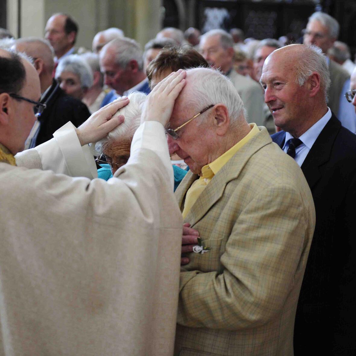 Nach der Messe konnten sich die Paare einzeln segnen lassen. (Foto: Maria Steber / pba)