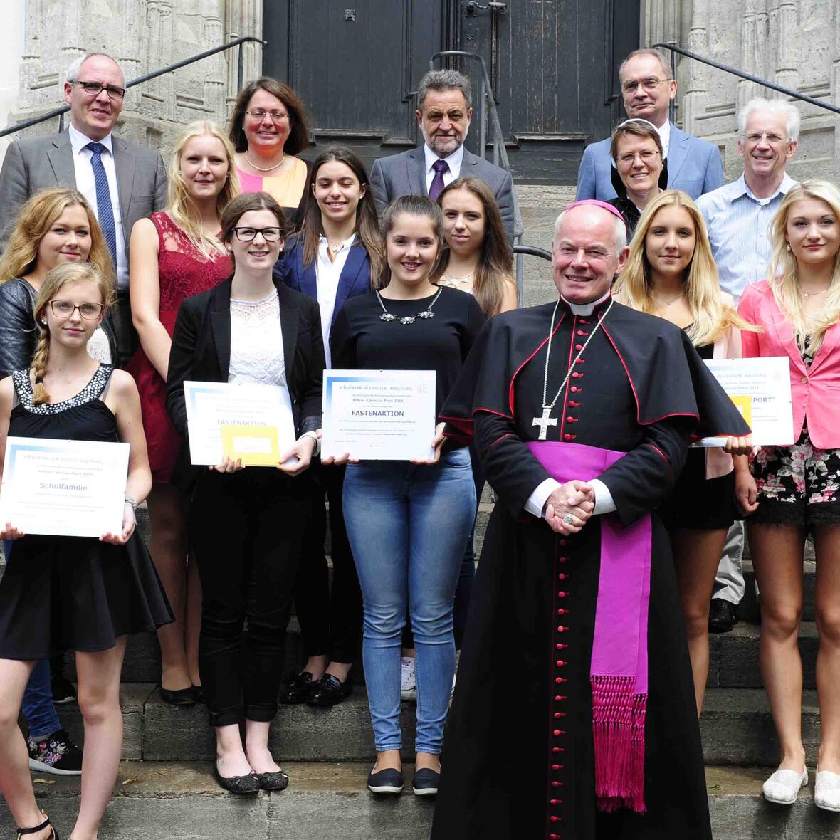 Alle Preisträger des Petrus-Canisius-Preis 2015 zusammen mit Weihbischof Dr. Dr. Anton Losinger, Schulwerks-Leiter Ulrich Haaf sowie die Direktoren der ausgezeichneten Schulen. (Foto: Maria Steber/pba)