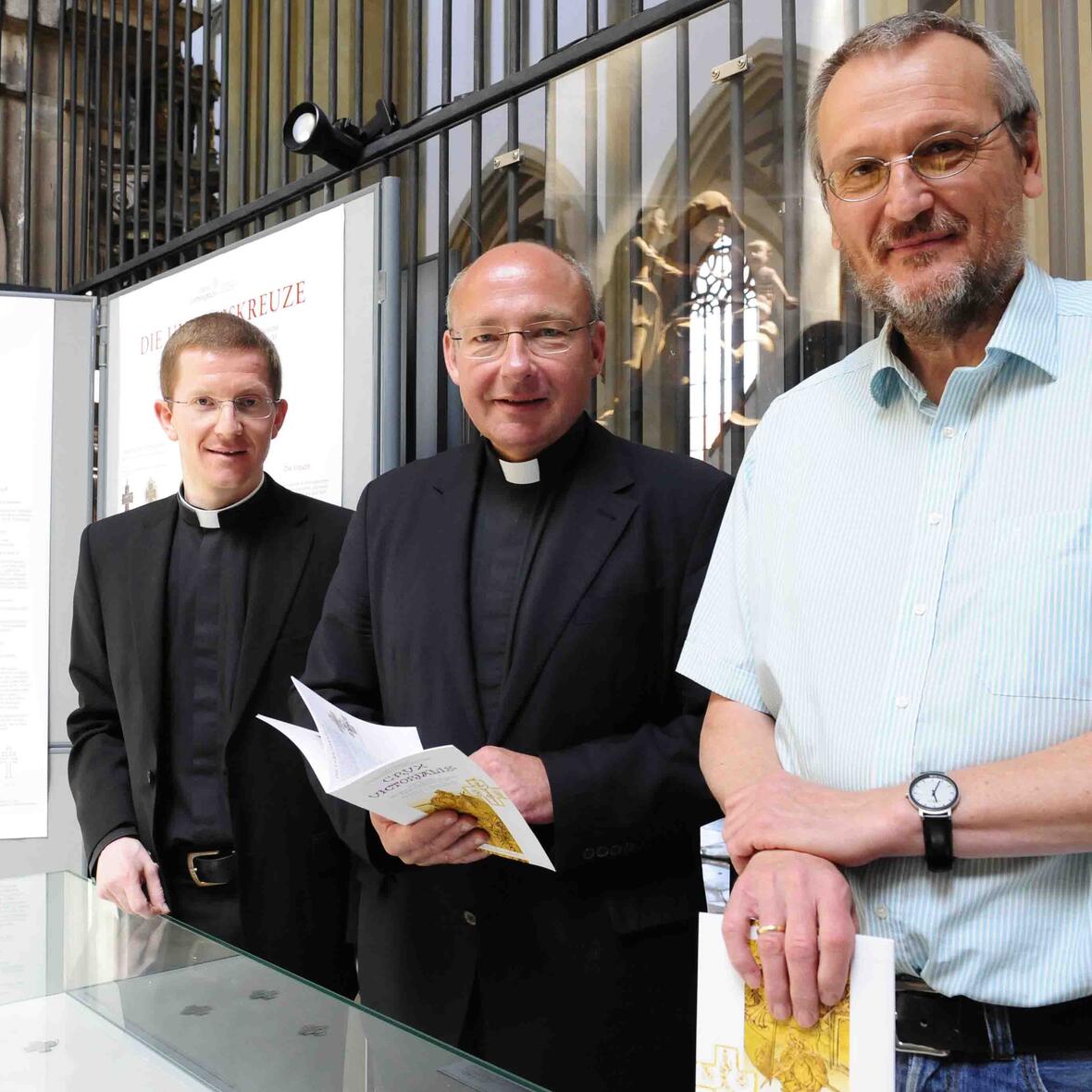 Kaplan Martin Riß, Pfarrer Dr. Ulrich Lindl und Dr. Erwin Naimer (v.links). Foto: Maria Steber /pba.