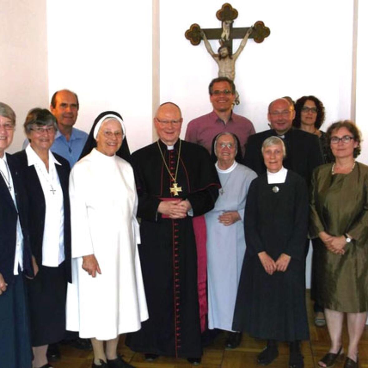 Die fünf Missionare auf Heimaturlaub während des Treffens in der Ulrichswoche zusammen mit Bischof Dr. Konrad Zdarsa und den Mitarbeitern der Abteilung Mission-Entwicklung-Frieden (Foto: Abteilung Mission-Entwicklung-Frieden)